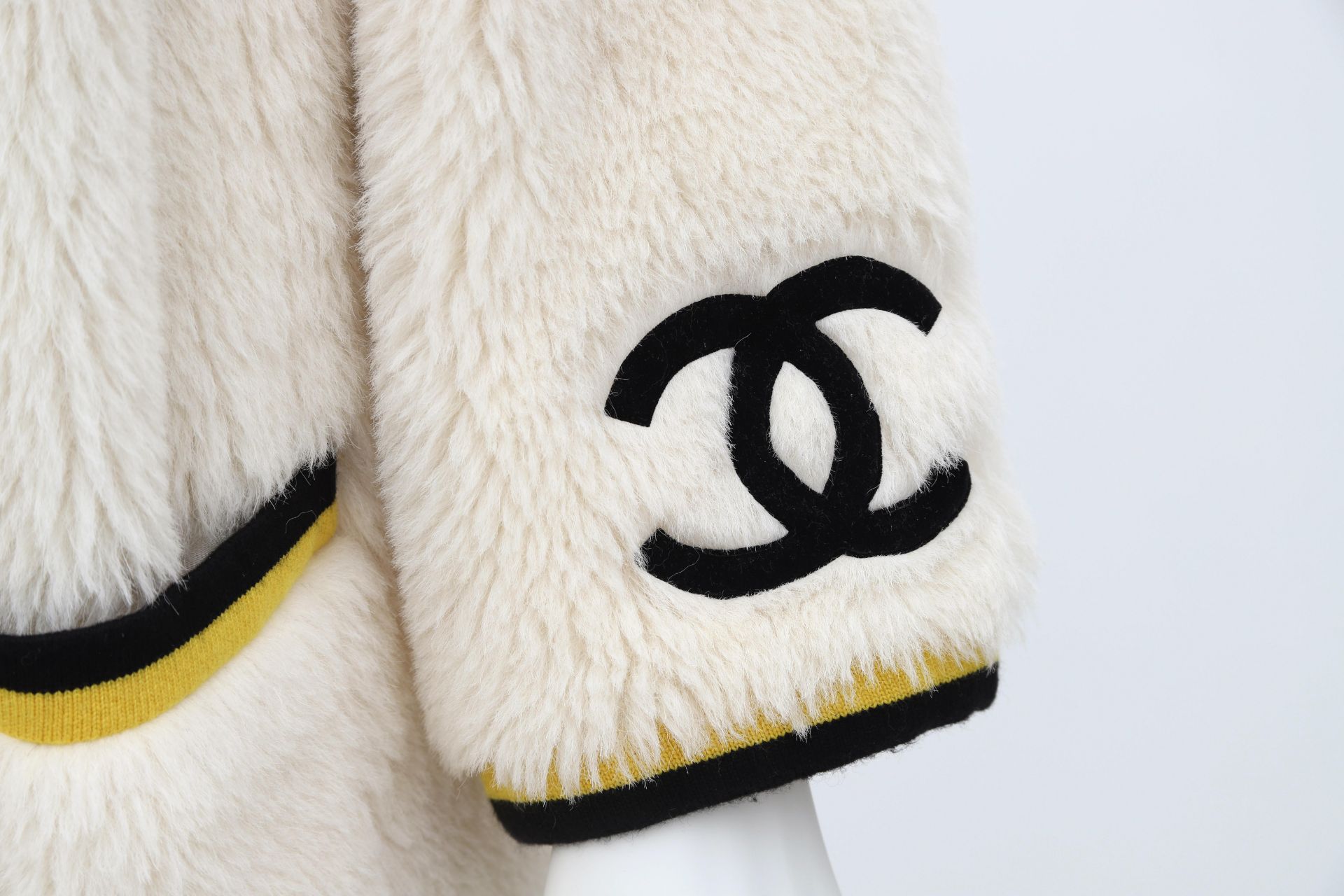 A Chanel Boutique Faux fur coat incl. cover (large fit). A velor CC logo processed on the sleeve - Bild 15 aus 16