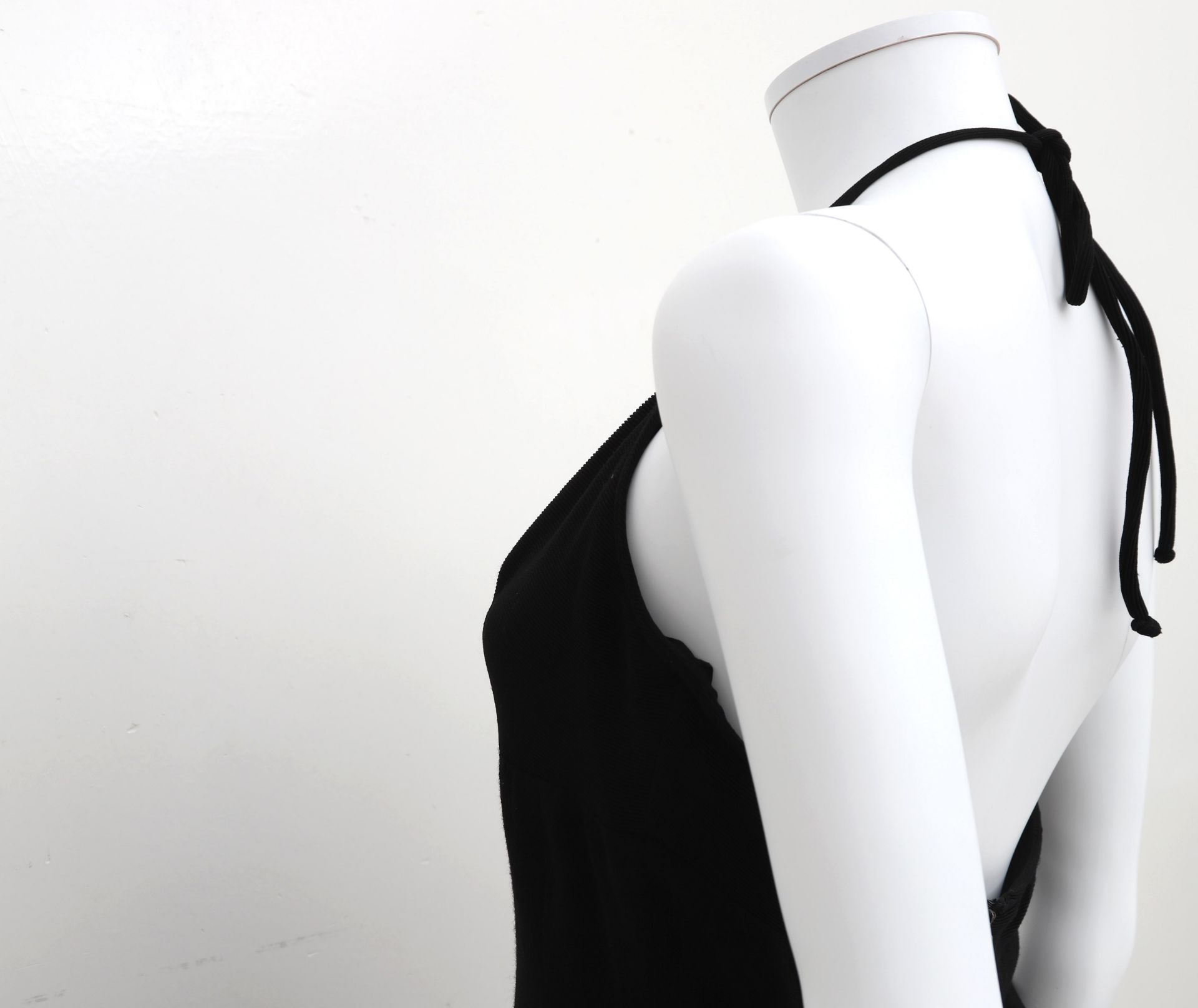 A Chanel Boutique black with white blazer and a black jumpsuit. It is a short blazer with black CC - Bild 17 aus 22