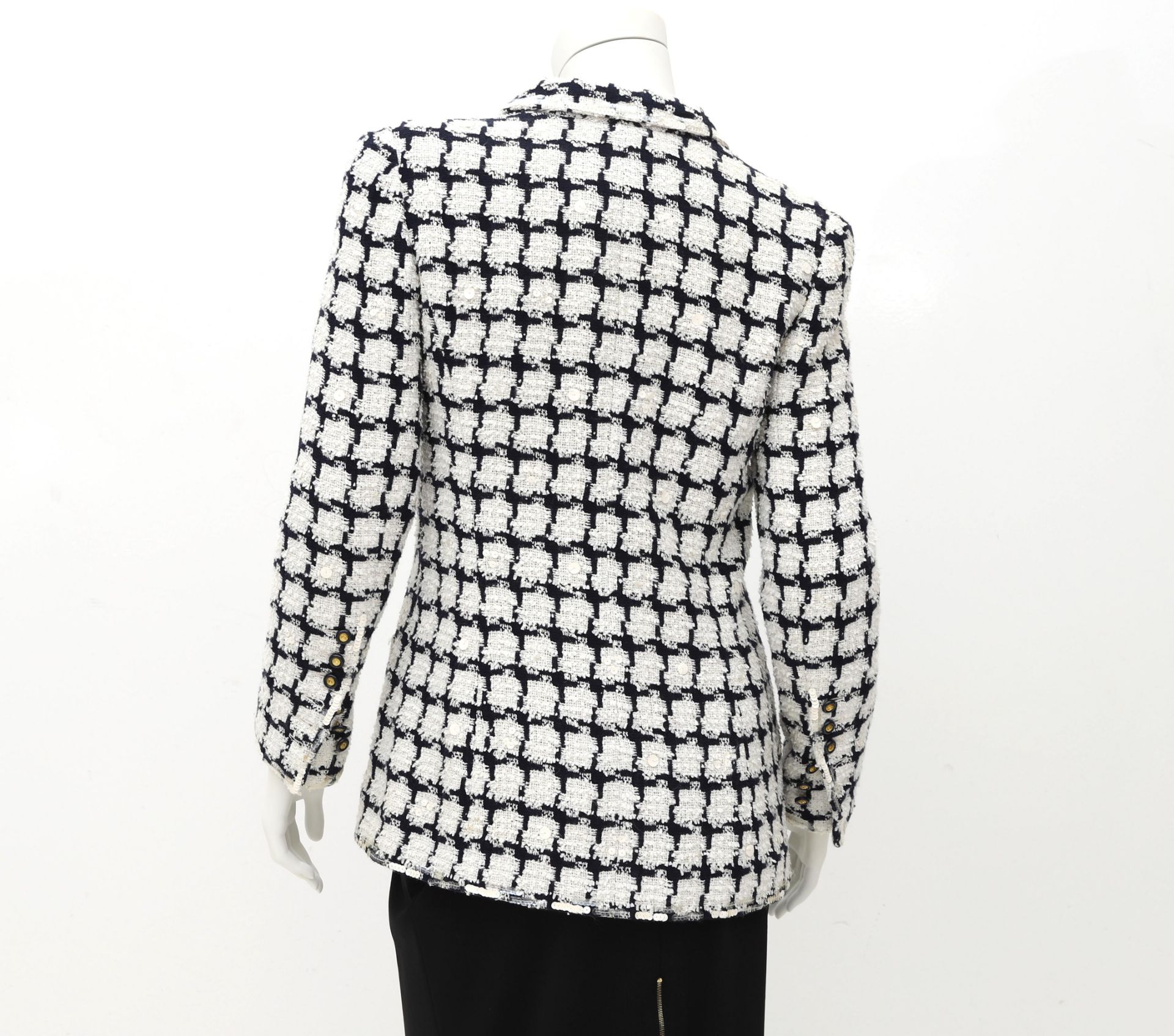 A Chanel Boutique black and white checked blazer. with two outside pockets, and black and gold - Bild 6 aus 8