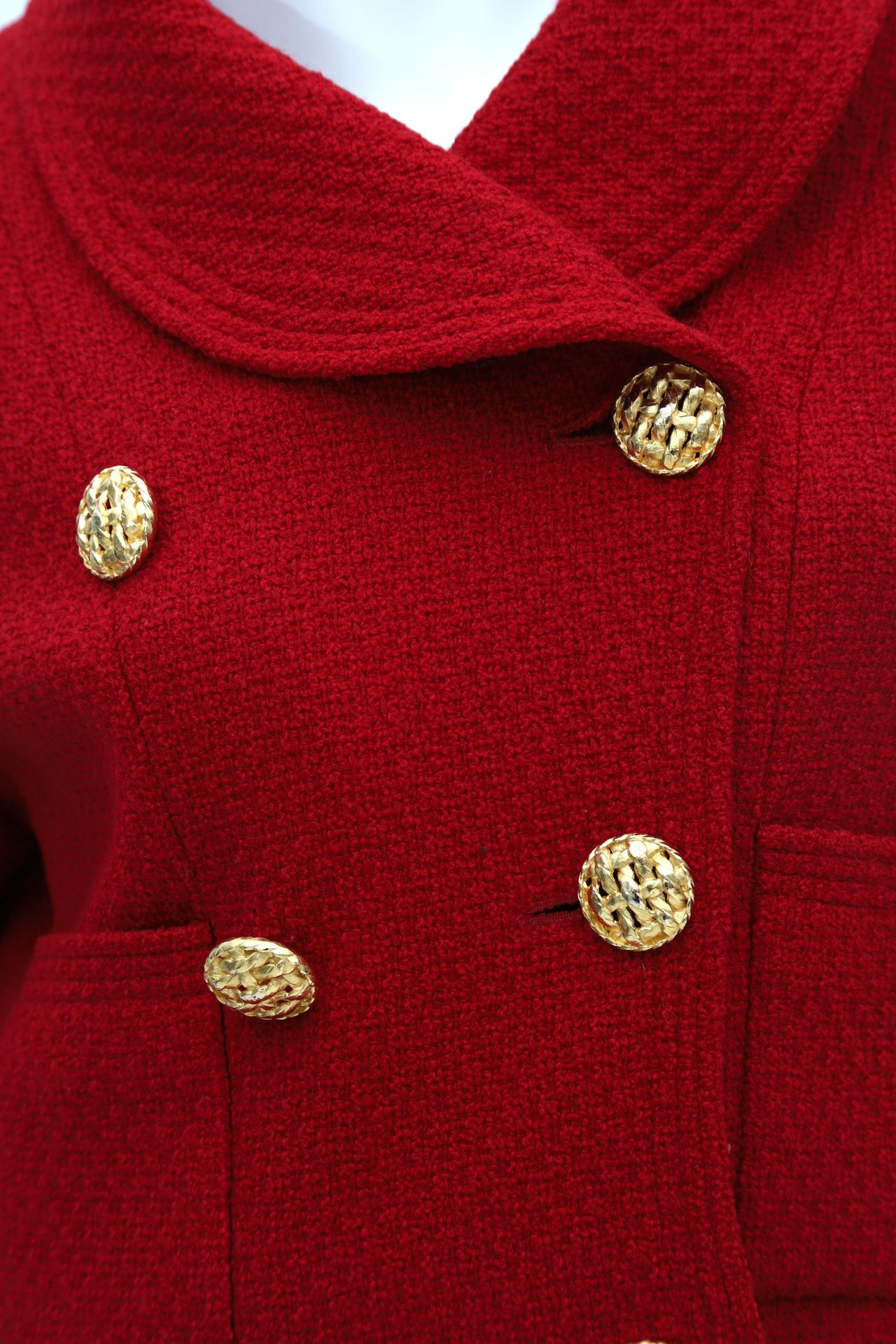 A red Chanel Boutique blazer. Double breasted, four side pockets and gold tone buttons. Chanel - Bild 9 aus 9