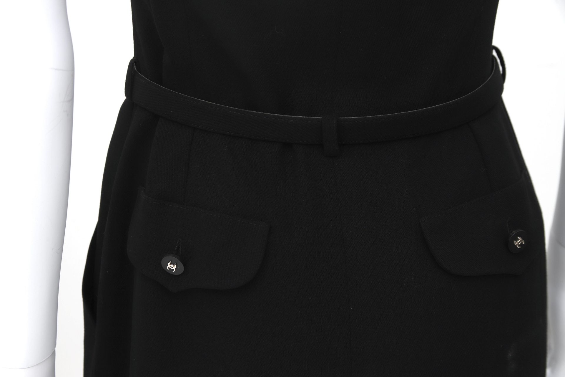 A Chanel Boutique black dress with belt. The belt has a silver-colored buckle with Chanel on it. - Bild 6 aus 6