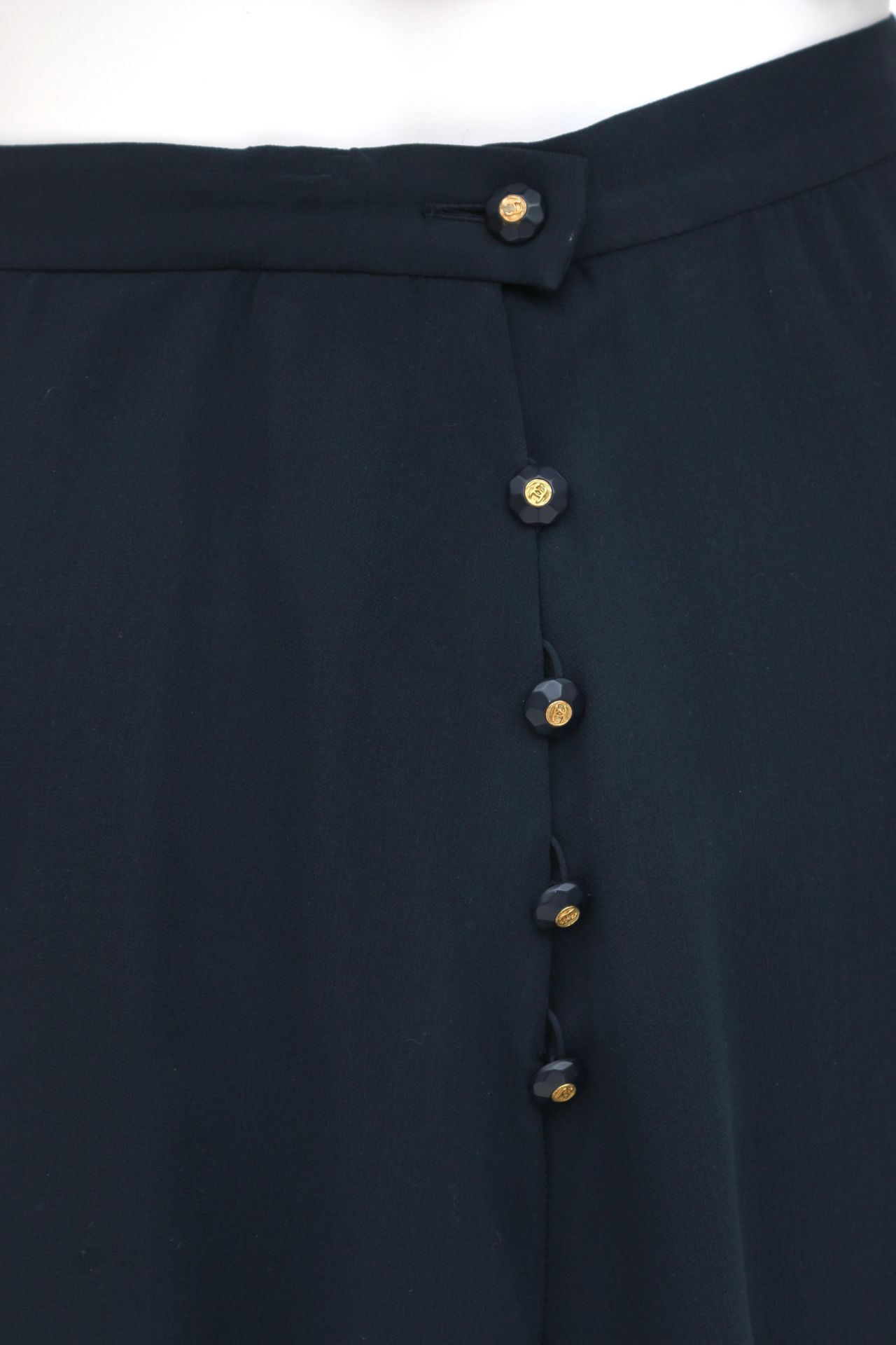 A navy blue Boutique ensemble. Composed of a short top that cab be worn with two bows at the - Bild 3 aus 8