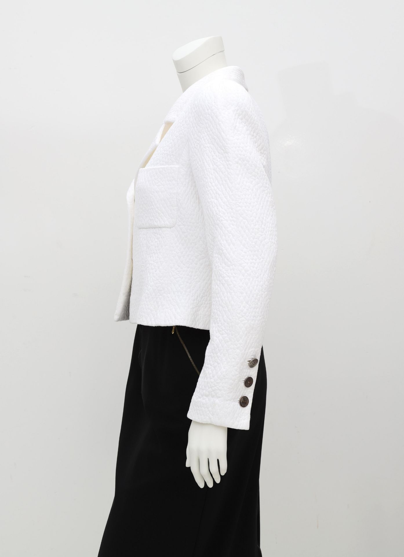Chanel Boutique white jacket with a quilted pattern. The jacket has two external pockets, a - Bild 3 aus 6
