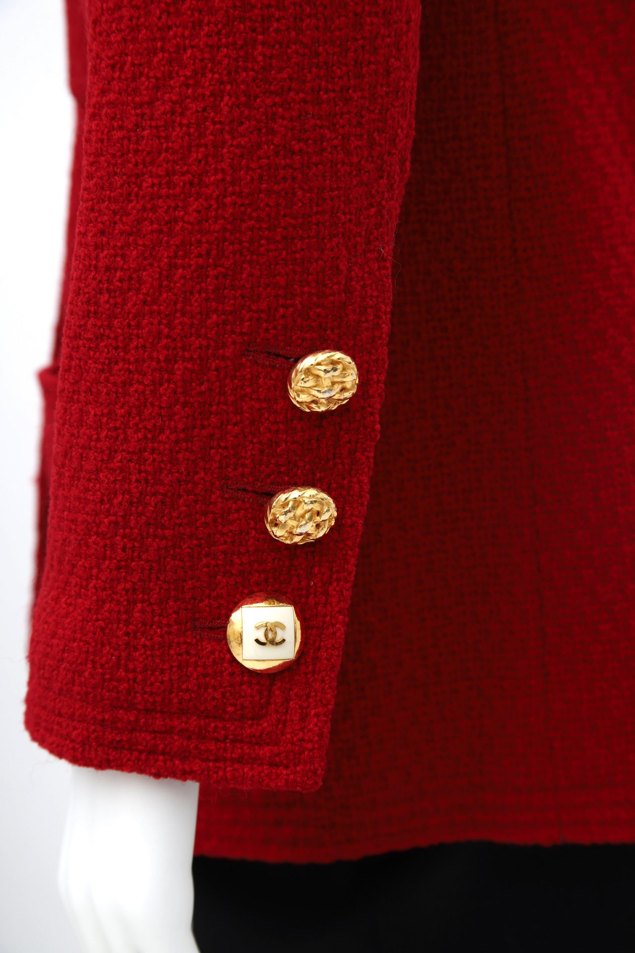 A red Chanel Boutique blazer. Double breasted, four side pockets and gold tone buttons. Chanel - Bild 2 aus 9