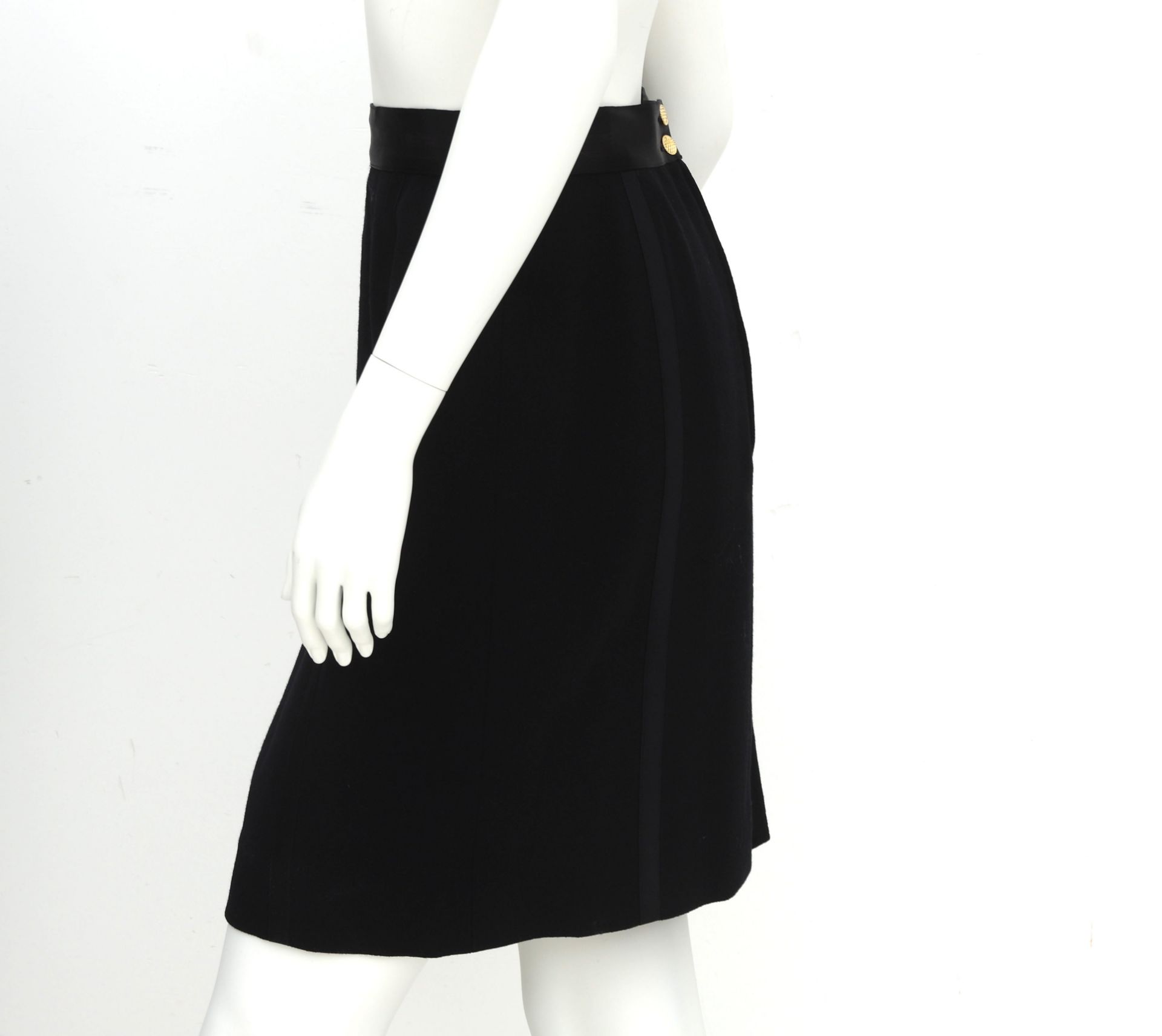 A black Chanel pencil skirt with stripe details down the length of the skirt. With two golden waffle - Bild 3 aus 6