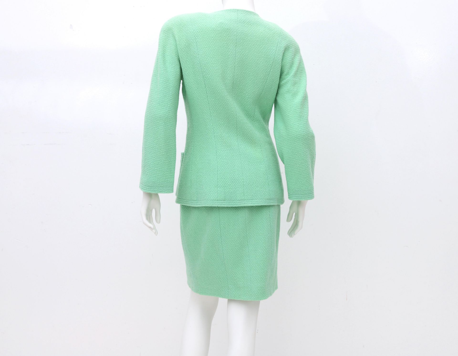 A Chanel Boutique ensemble of a pastel green blazer and skirt. The blazer has four external - Bild 6 aus 9
