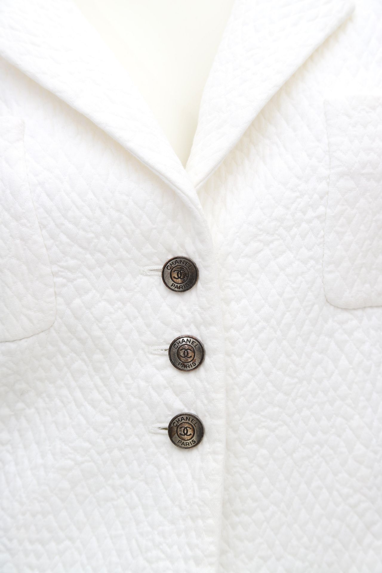 Chanel Boutique white jacket with a quilted pattern. The jacket has two external pockets, a - Image 5 of 6