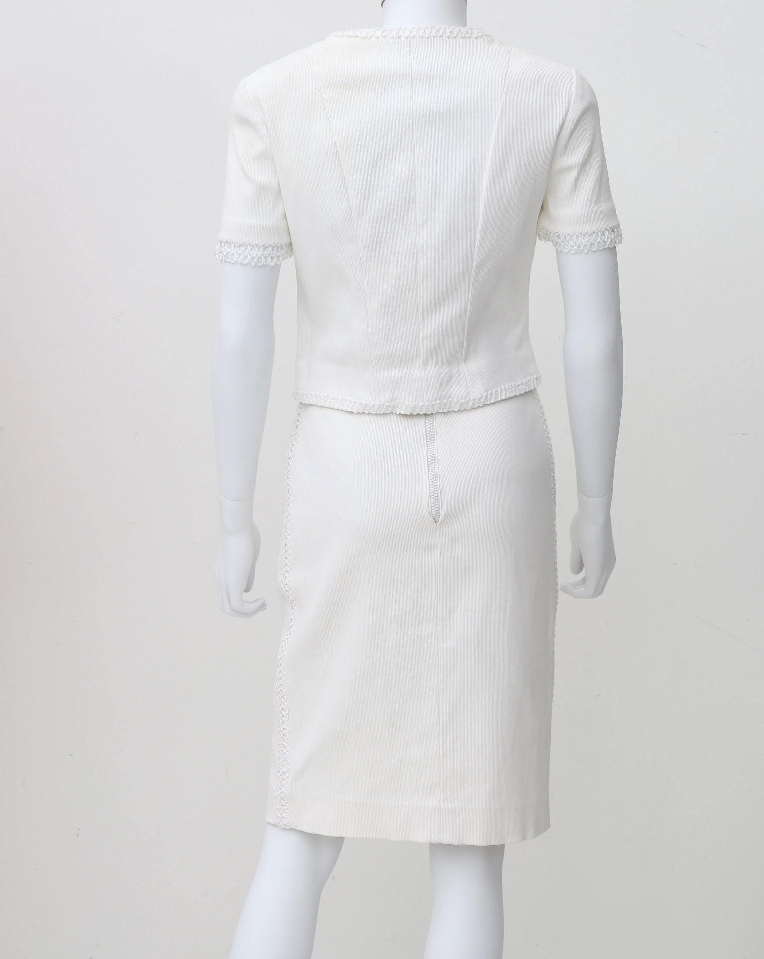 A white Chanel Boutique ensemble of a dress and jacket. The edges of the dress and jacket are made - Bild 8 aus 10