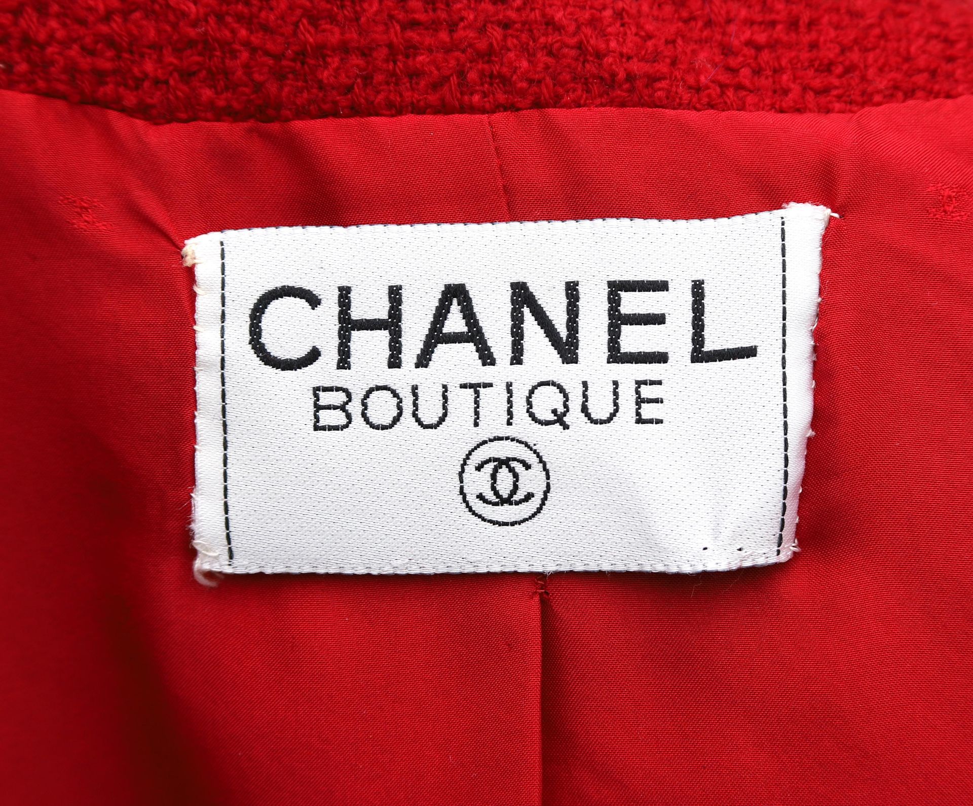 A red Chanel Boutique blazer. Double breasted, four side pockets and gold tone buttons. Chanel - Bild 5 aus 9