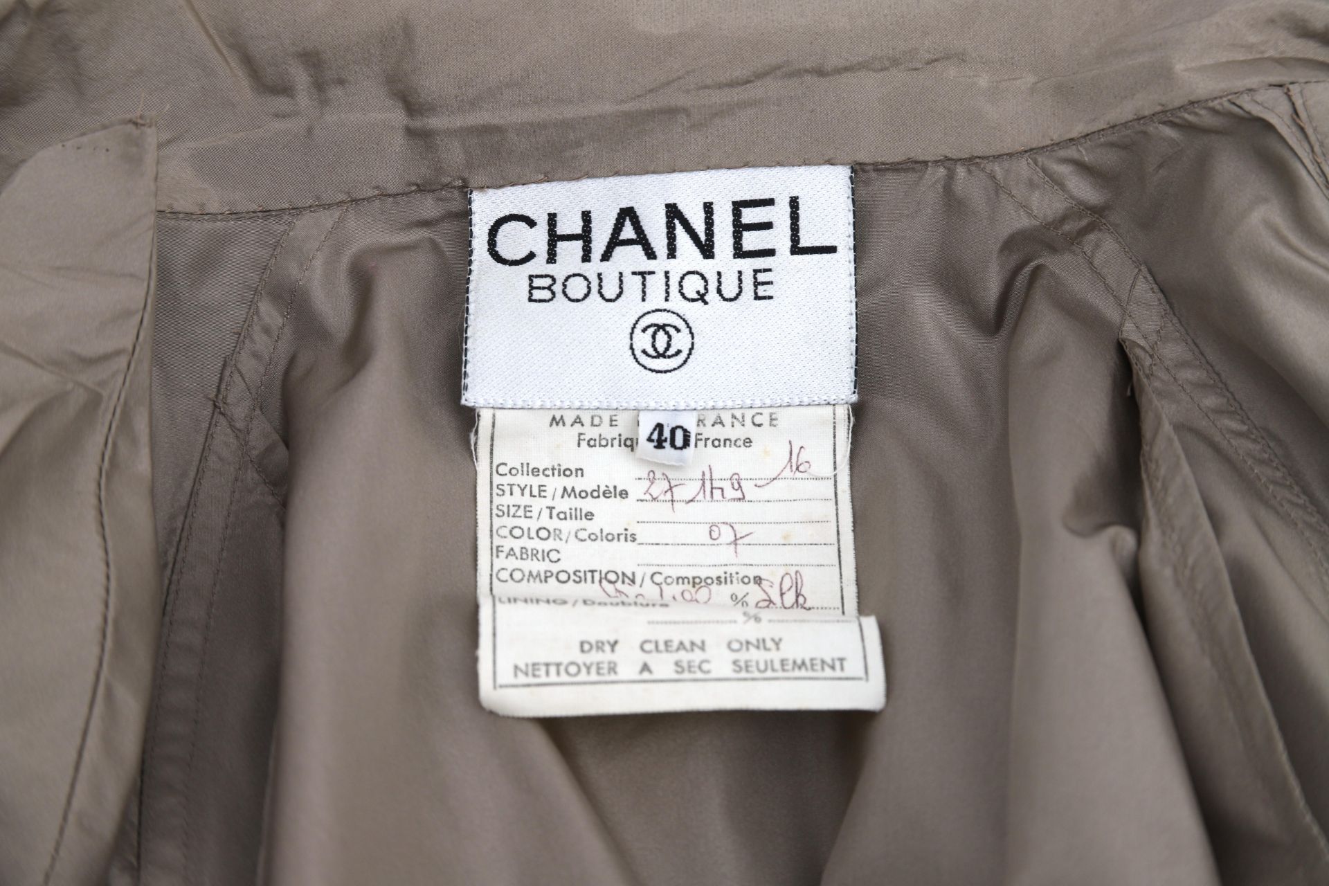 A camel Chanel Boutique trench coat. Comes with a matching belt and has gold coloured 'Coco' - Bild 3 aus 7