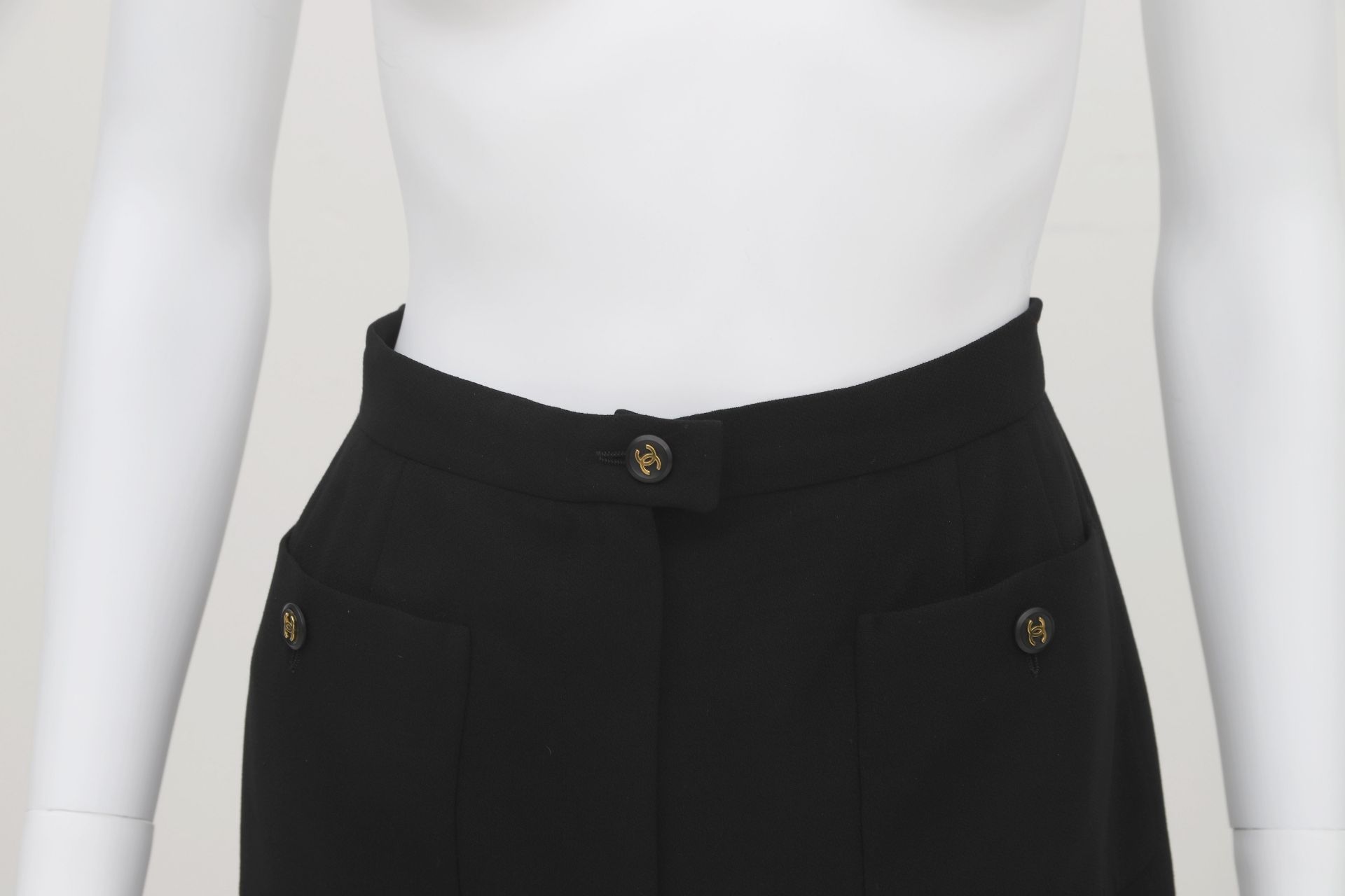 Chanel Boutique black trousers with CC logo buttons. The trousers have two pockets on the front. - Bild 6 aus 6