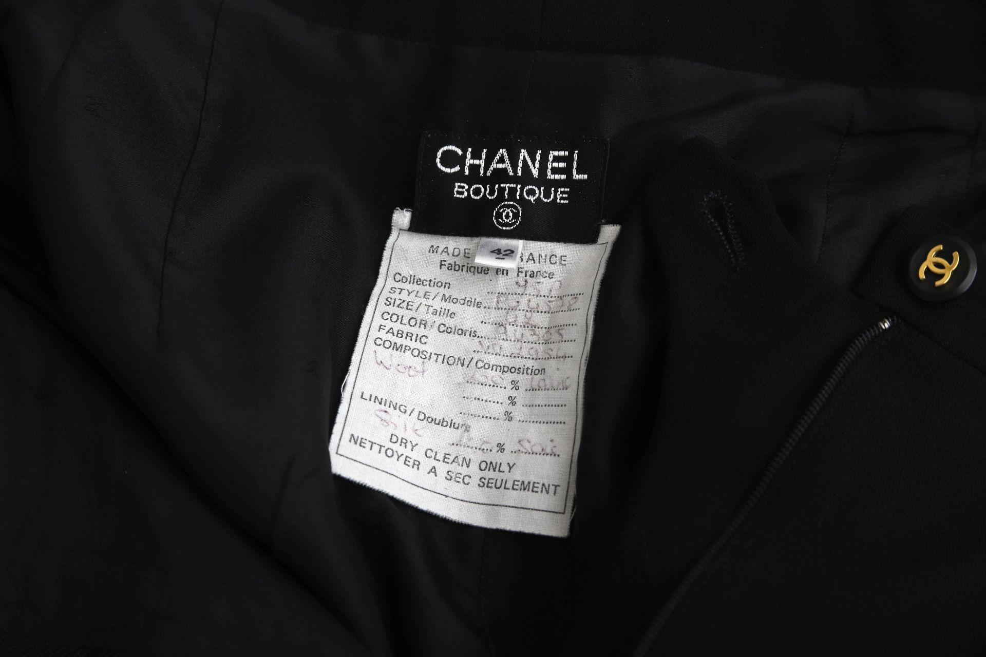 Chanel Boutique black trousers with CC logo buttons. The trousers have two pockets on the front. - Bild 2 aus 6