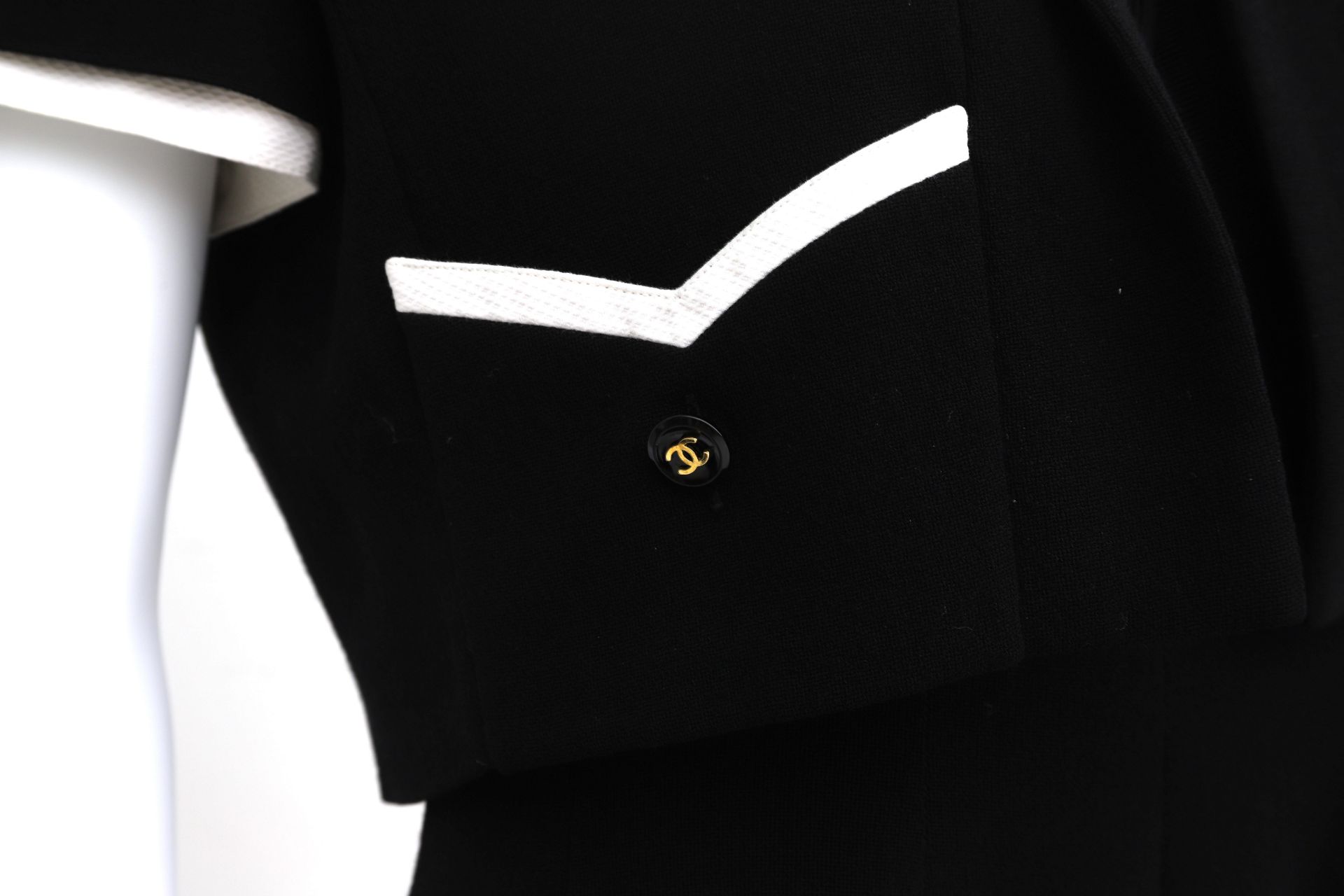A Chanel Boutique black with white blazer and a black jumpsuit. It is a short blazer with black CC - Bild 13 aus 22
