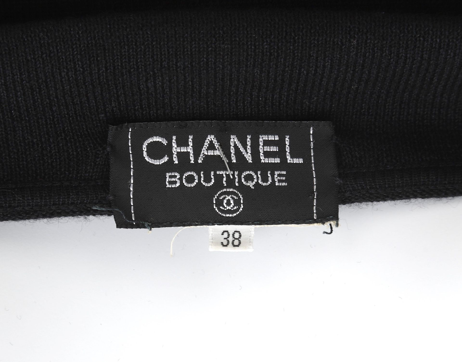 A Chanel Boutique black sweater, polo model. With three gold-coloured CC logo buttons on the - Bild 2 aus 6