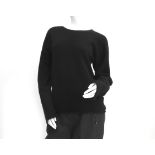 A black Hermès sweater with a round neckline. Fabric: 100% cashmere Size: L Dimensions: Total