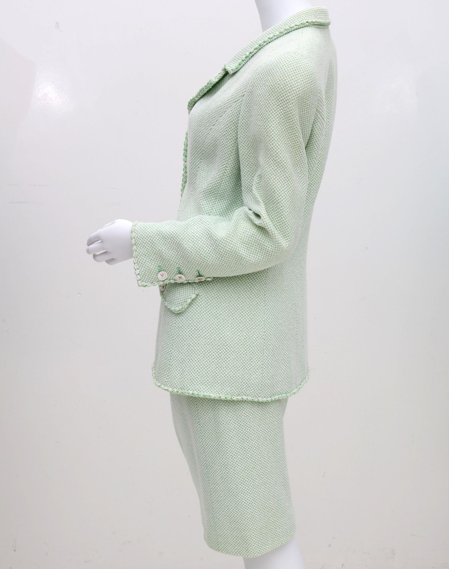 A Chanel Boutique ensamble a green and white mixed blazer and a skirt. The blazer has a reverse - Image 6 of 9
