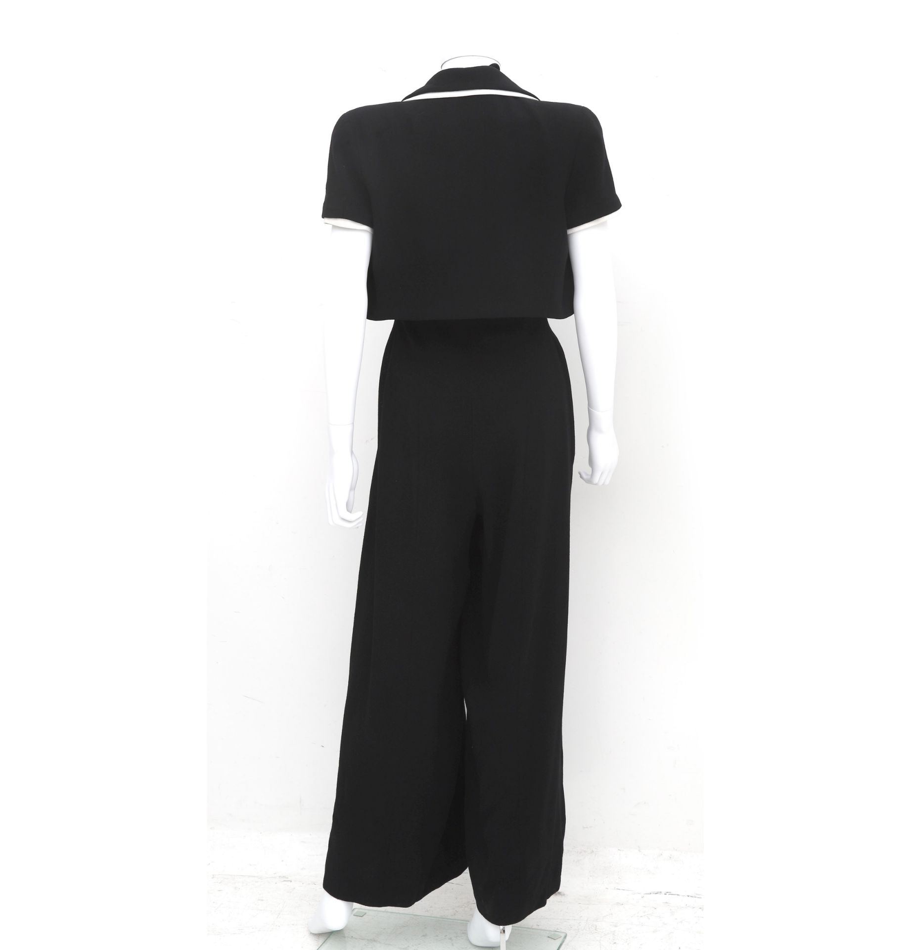 A Chanel Boutique black with white blazer and a black jumpsuit. It is a short blazer with black CC - Bild 6 aus 22