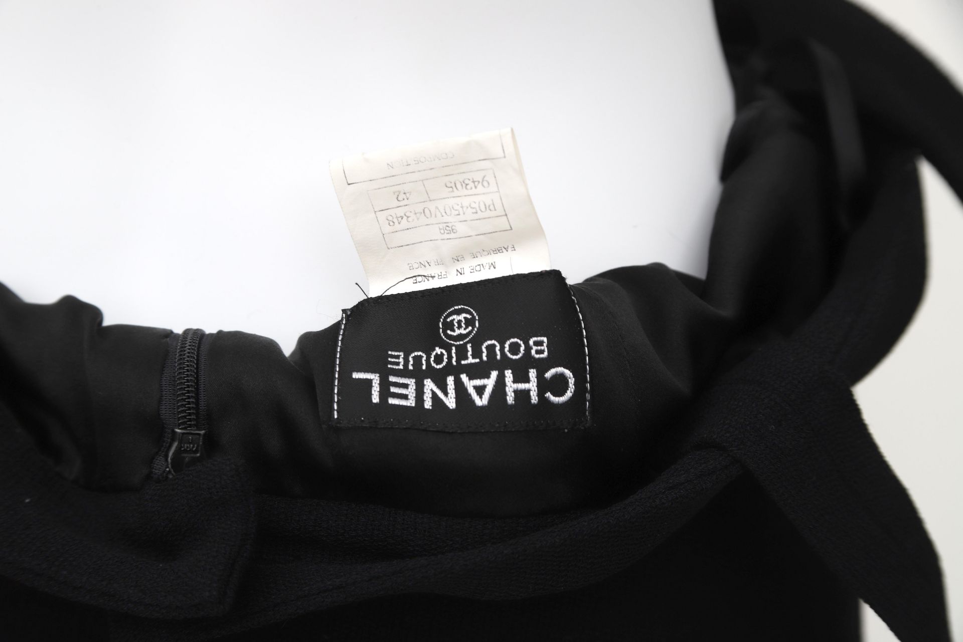 A Chanel Boutique, black bodycon dress with wide shoulder straps. Fabric: 95% silk, 5% lycra Size: - Bild 2 aus 6