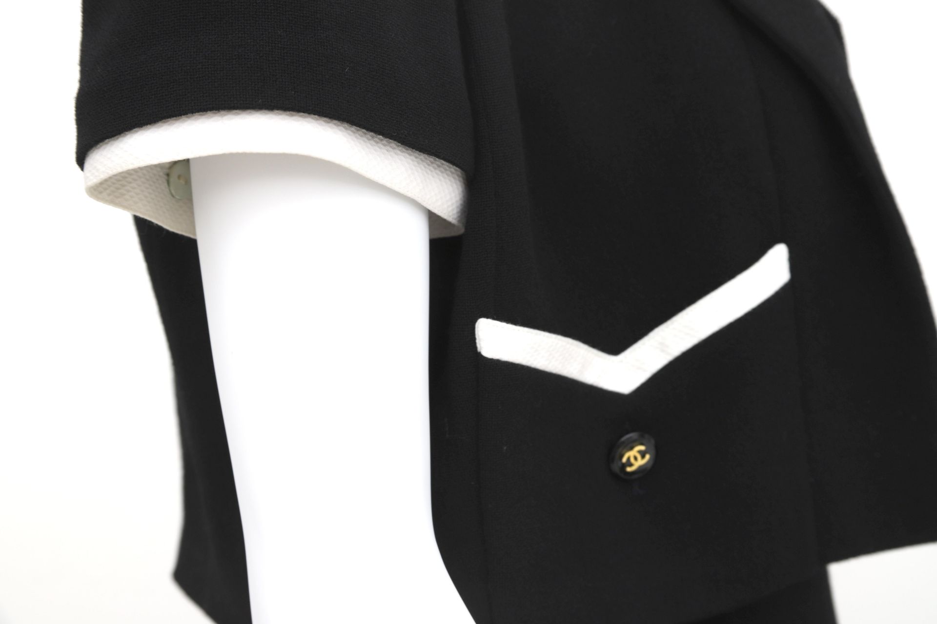A Chanel Boutique black with white blazer and a black jumpsuit. It is a short blazer with black CC - Bild 3 aus 22