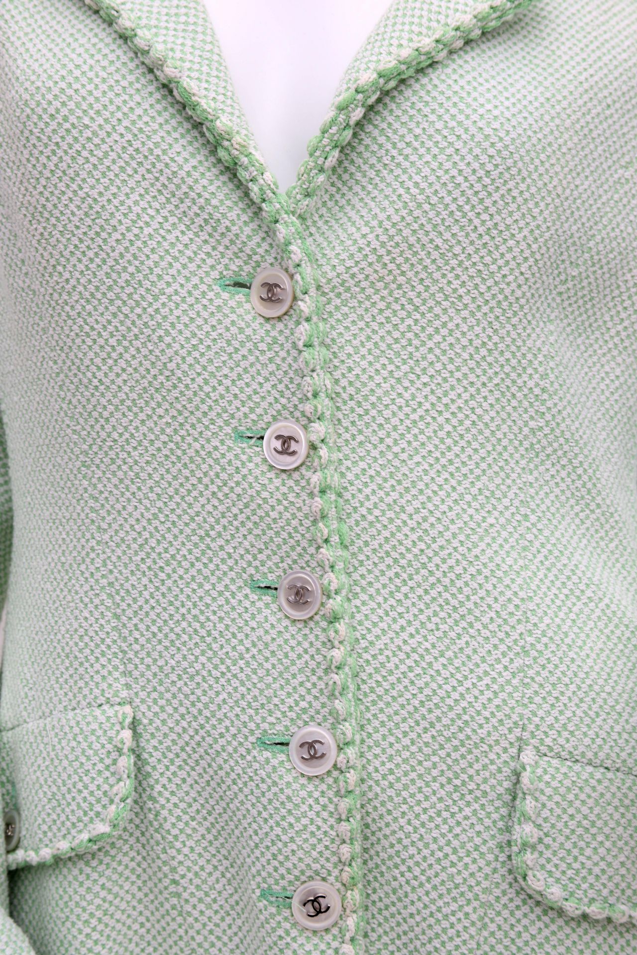A Chanel Boutique ensamble a green and white mixed blazer and a skirt. The blazer has a reverse - Image 9 of 9