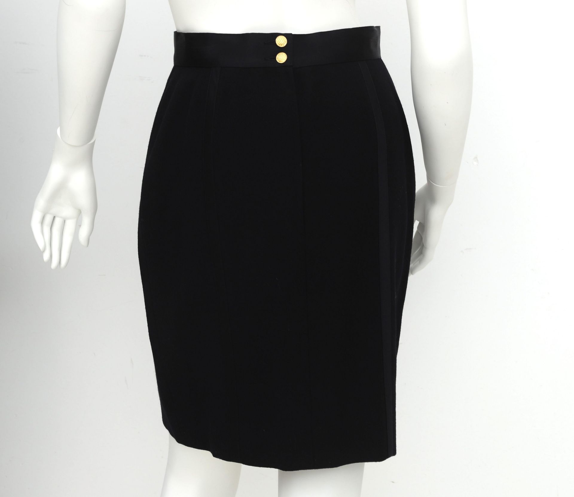 A black Chanel pencil skirt with stripe details down the length of the skirt. With two golden waffle - Bild 4 aus 6