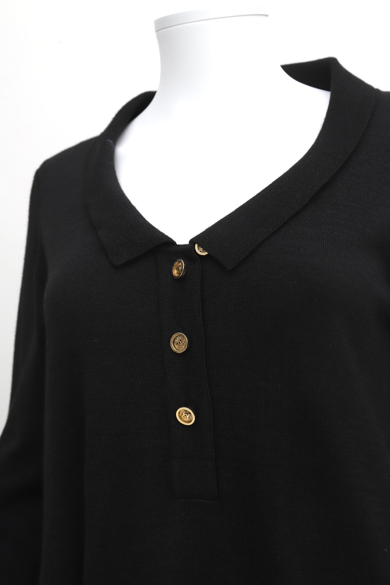 A Chanel Boutique black sweater, polo model. With three gold-coloured CC logo buttons on the - Bild 5 aus 6