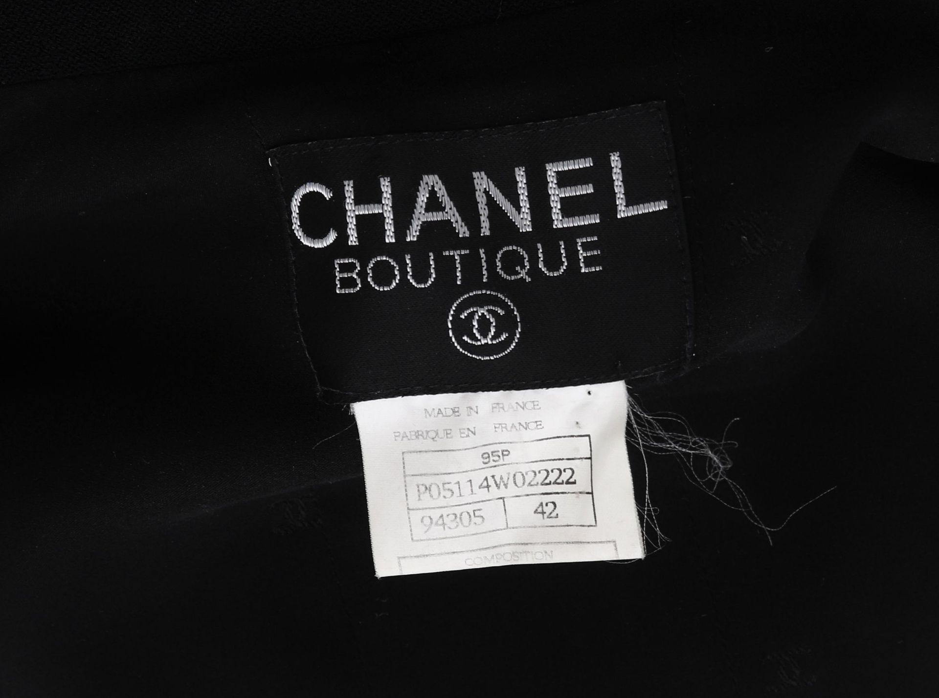 A Chanel Boutique black with white blazer and a black jumpsuit. It is a short blazer with black CC - Bild 12 aus 22