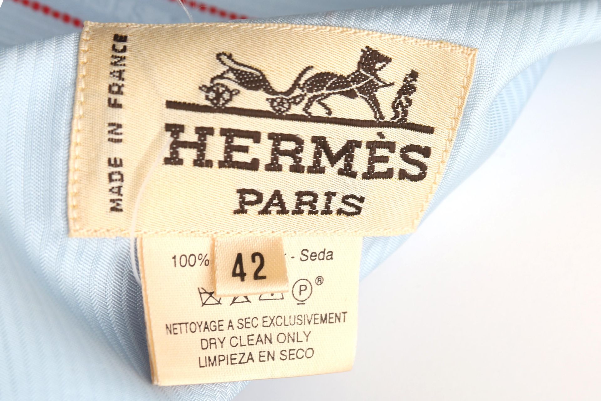 A light blue silk Hermès waistcoat. Elaborated with equestrian motifs and mother of pearl Hermès - Bild 2 aus 4