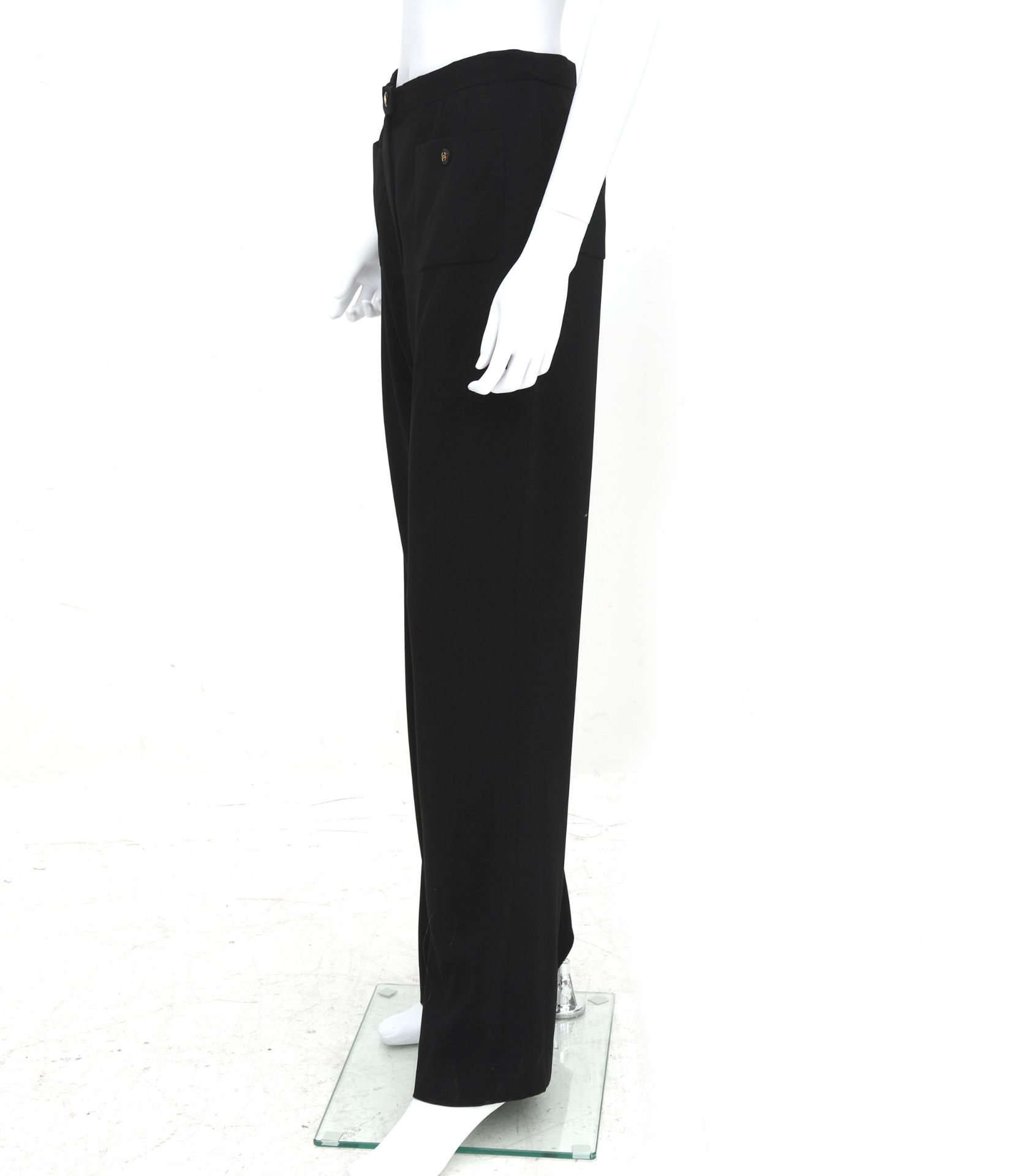 Chanel Boutique black trousers with CC logo buttons. The trousers have two pockets on the front. - Bild 3 aus 6