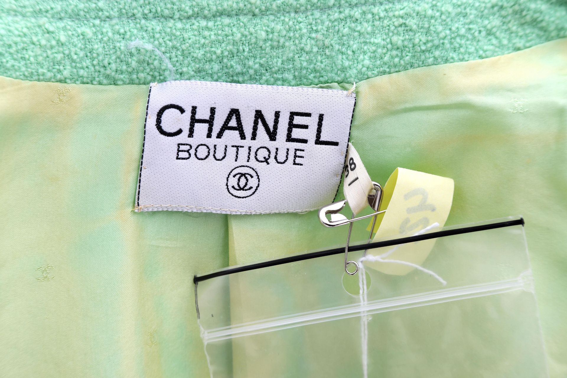 A Chanel Boutique ensemble of a pastel green blazer and skirt. The blazer has four external - Bild 5 aus 9