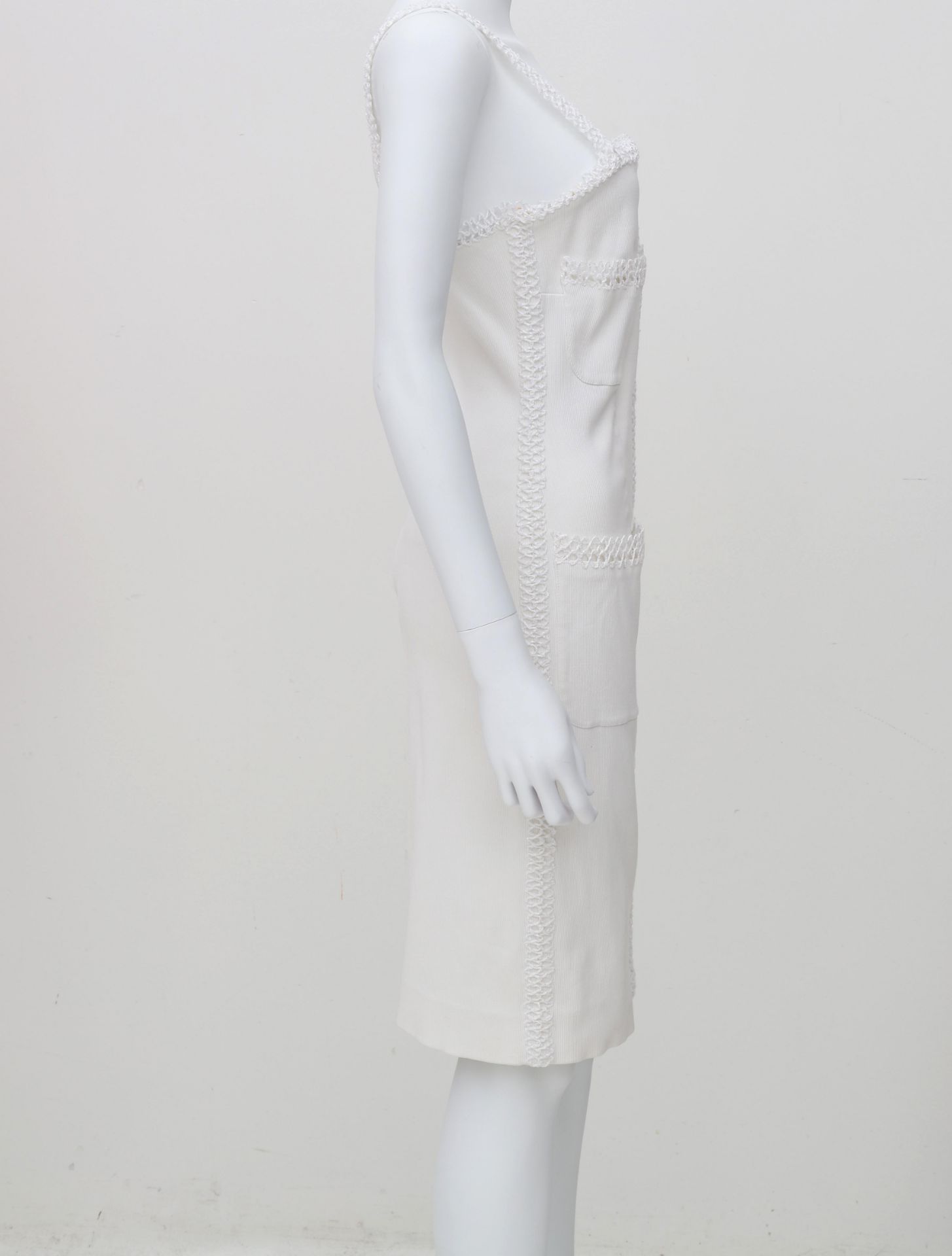A white Chanel Boutique ensemble of a dress and jacket. The edges of the dress and jacket are made - Bild 5 aus 10