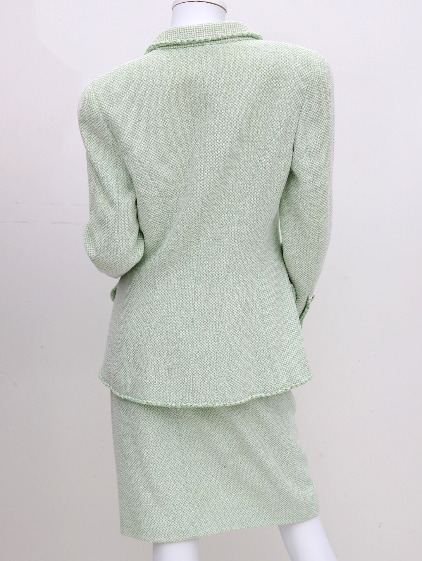A Chanel Boutique ensamble a green and white mixed blazer and a skirt. The blazer has a reverse - Image 8 of 9