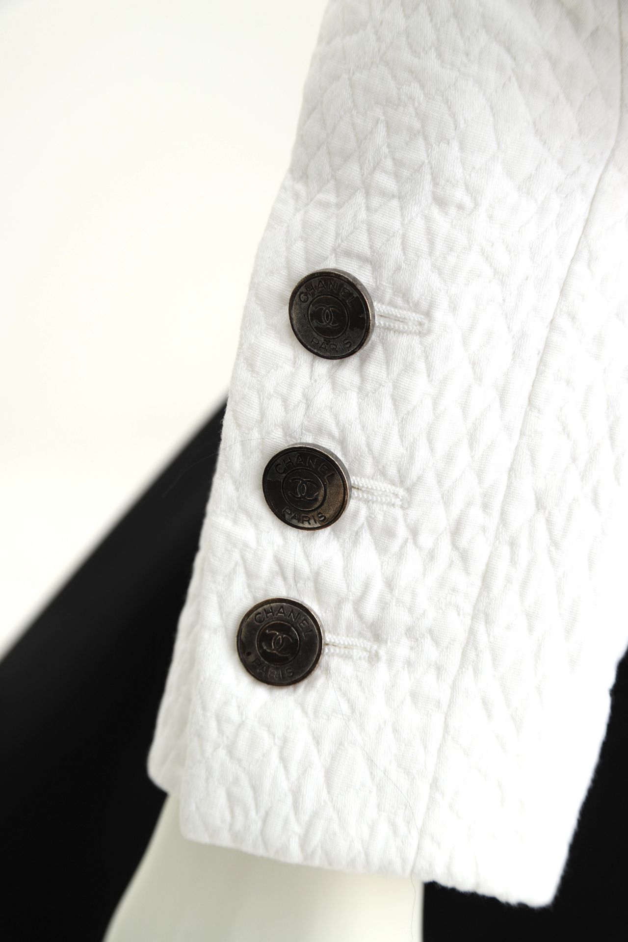 Chanel Boutique white jacket with a quilted pattern. The jacket has two external pockets, a - Bild 6 aus 6