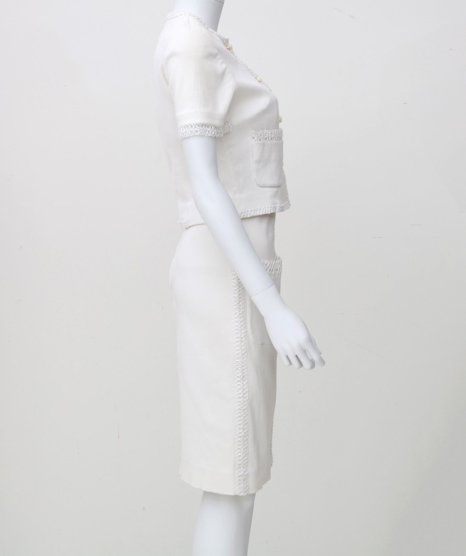 A white Chanel Boutique ensemble of a dress and jacket. The edges of the dress and jacket are made - Bild 6 aus 10