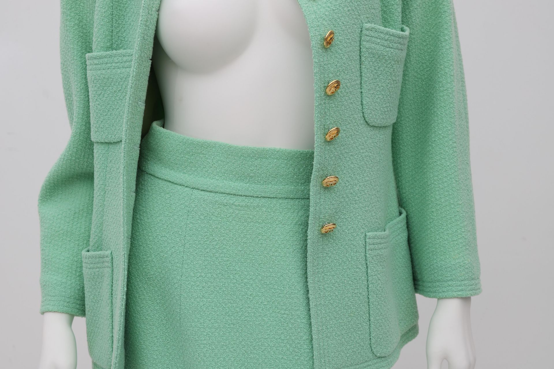 A Chanel Boutique ensemble of a pastel green blazer and skirt. The blazer has four external - Bild 2 aus 9