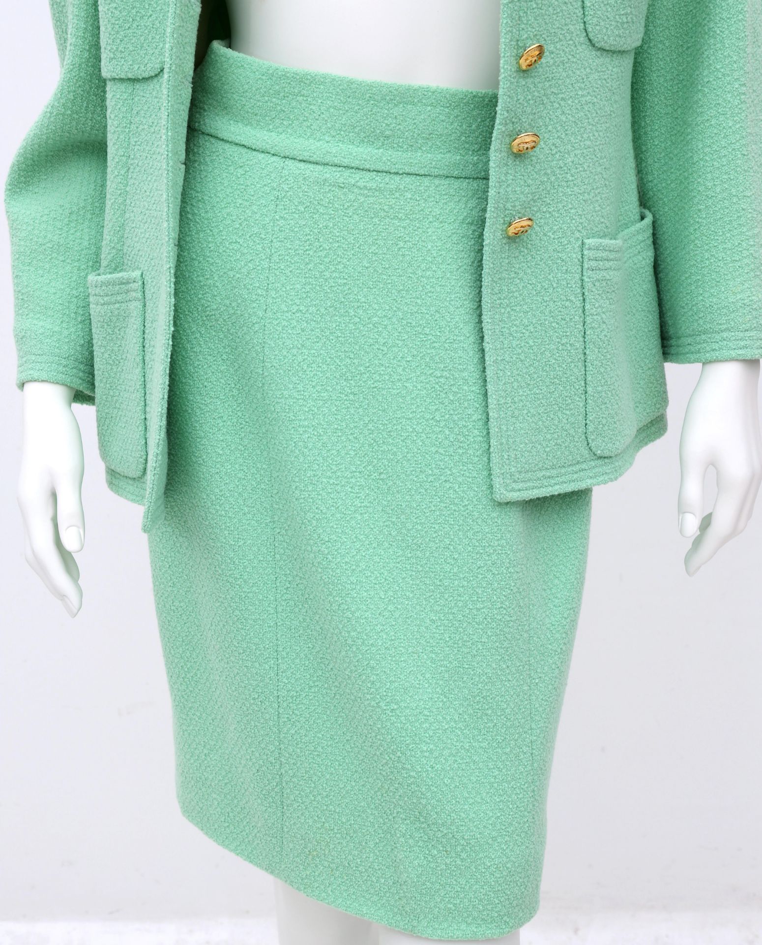 A Chanel Boutique ensemble of a pastel green blazer and skirt. The blazer has four external - Bild 3 aus 9