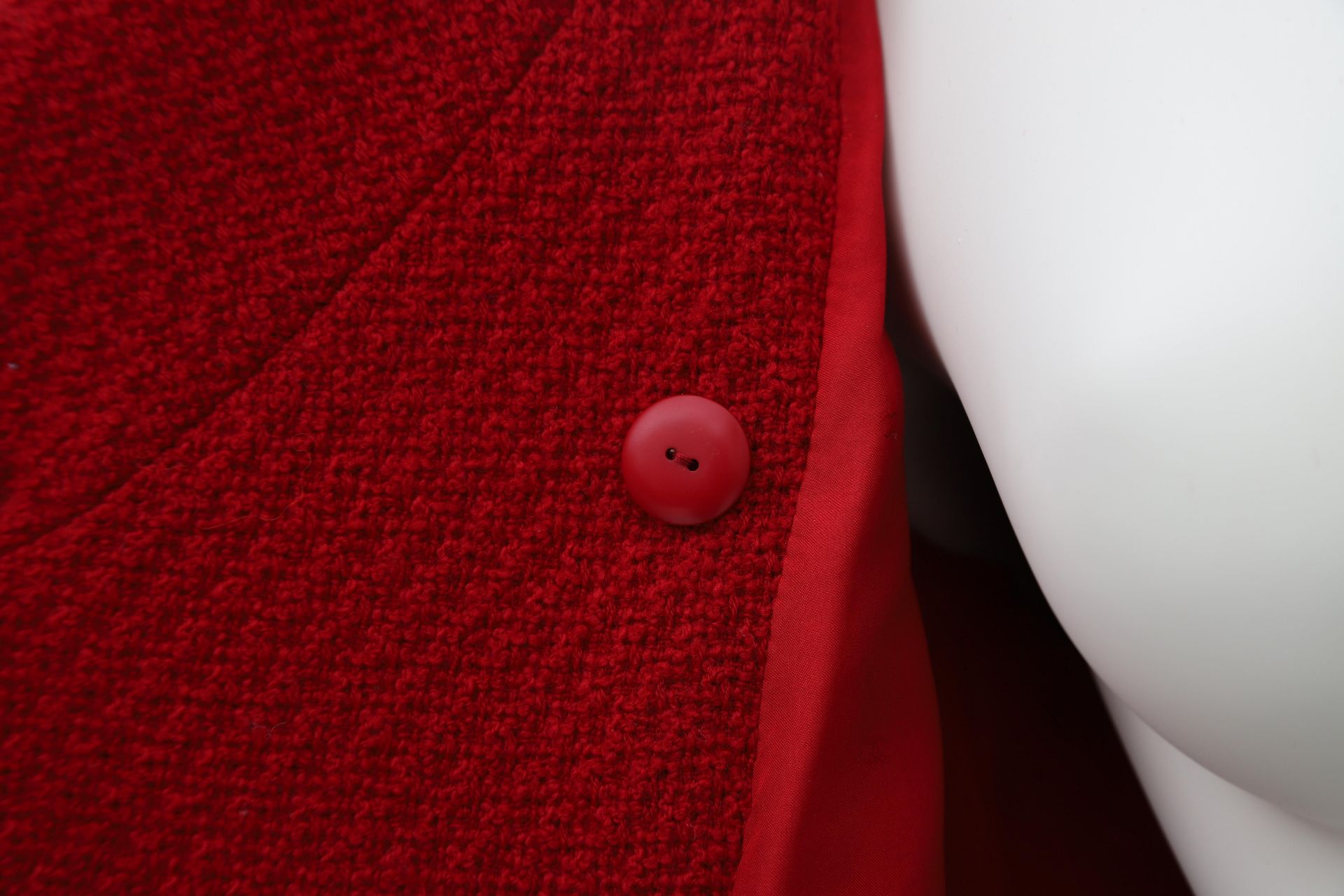 A red Chanel Boutique blazer. Double breasted, four side pockets and gold tone buttons. Chanel - Bild 3 aus 9