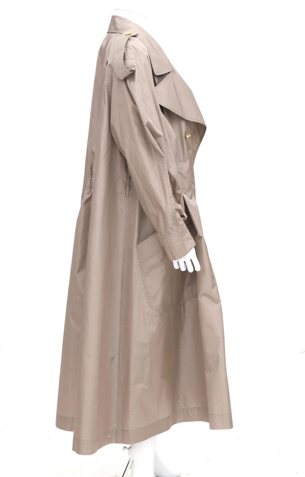 A camel Chanel Boutique trench coat. Comes with a matching belt and has gold coloured 'Coco' - Bild 4 aus 7