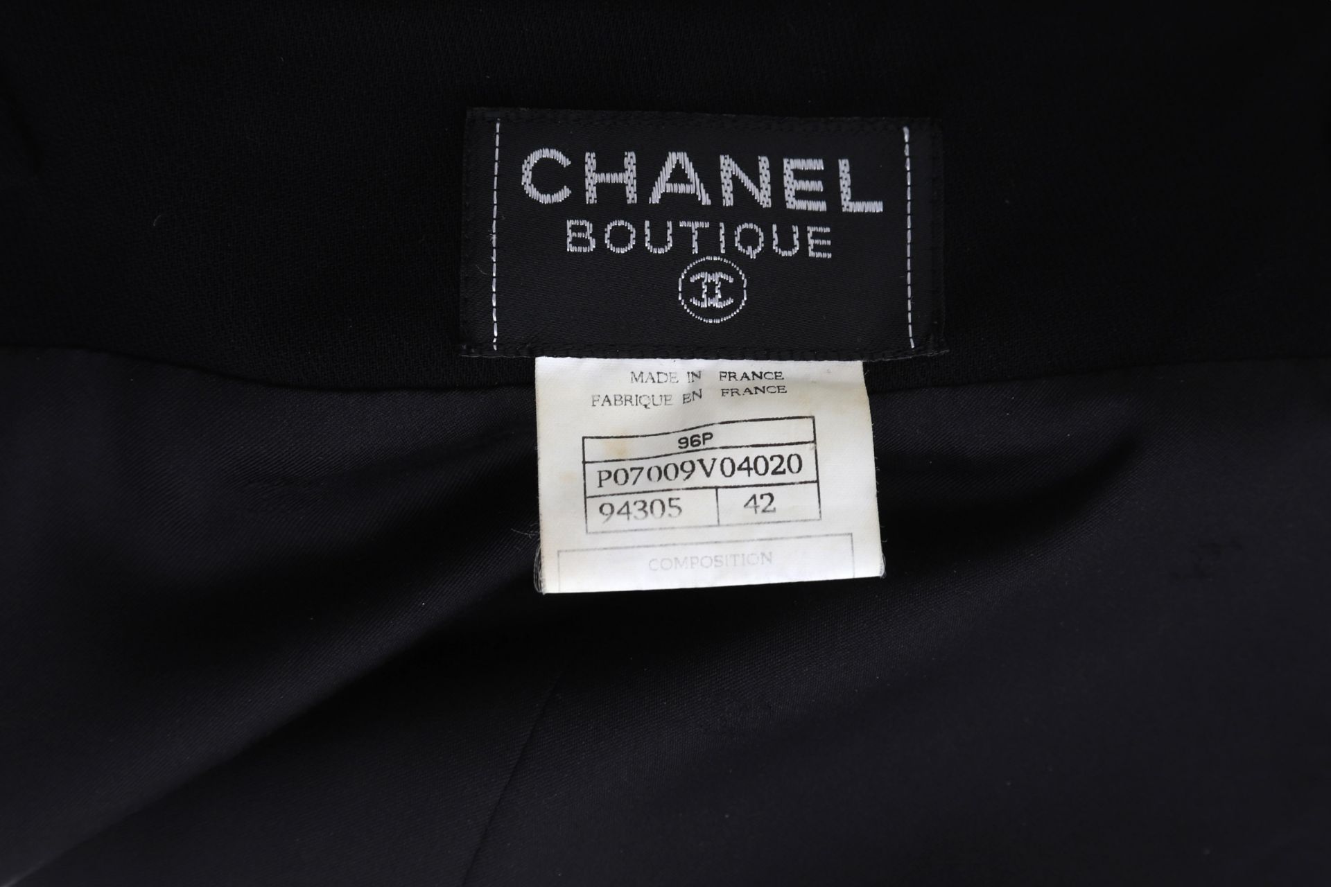 A Chanel Boutique black dress with belt. The belt has a silver-colored buckle with Chanel on it. - Bild 2 aus 6