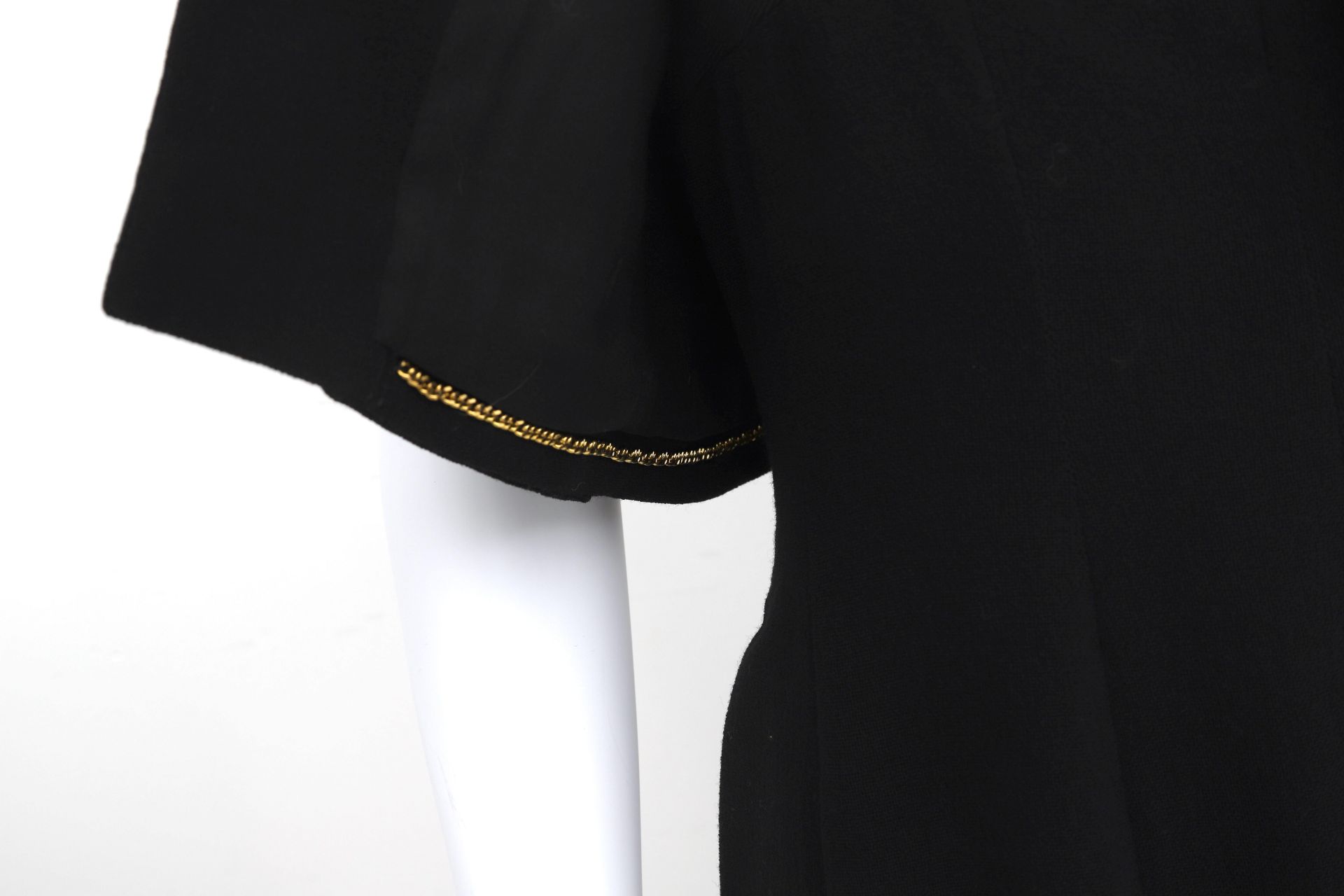 A Chanel Boutique black with white blazer and a black jumpsuit. It is a short blazer with black CC - Bild 9 aus 22