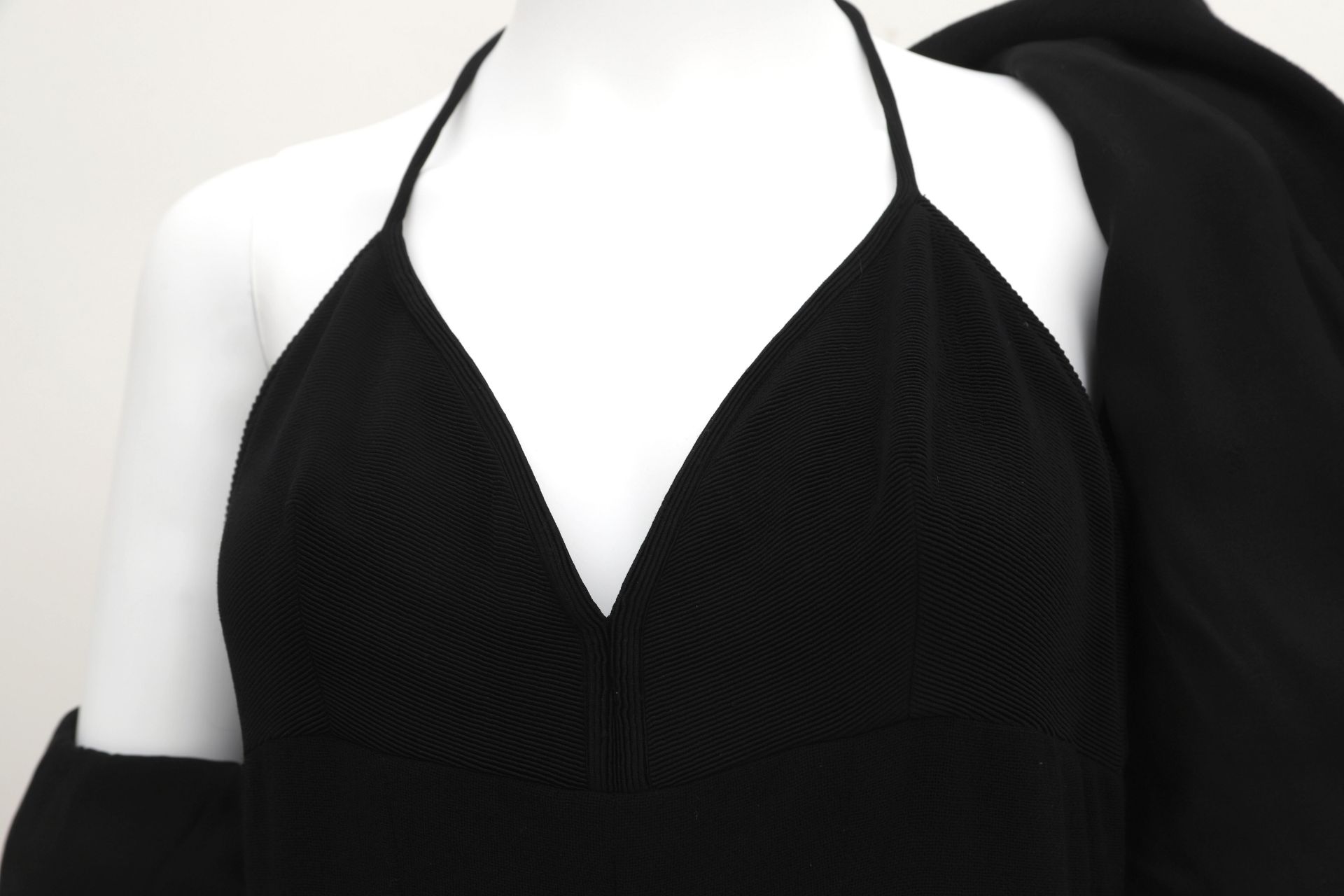 A Chanel Boutique black with white blazer and a black jumpsuit. It is a short blazer with black CC - Bild 16 aus 22