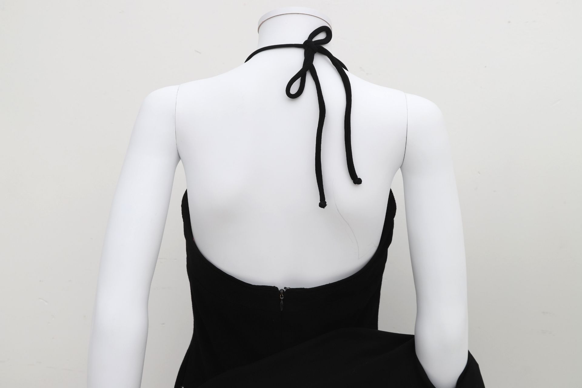 A Chanel Boutique black with white blazer and a black jumpsuit. It is a short blazer with black CC - Bild 15 aus 22