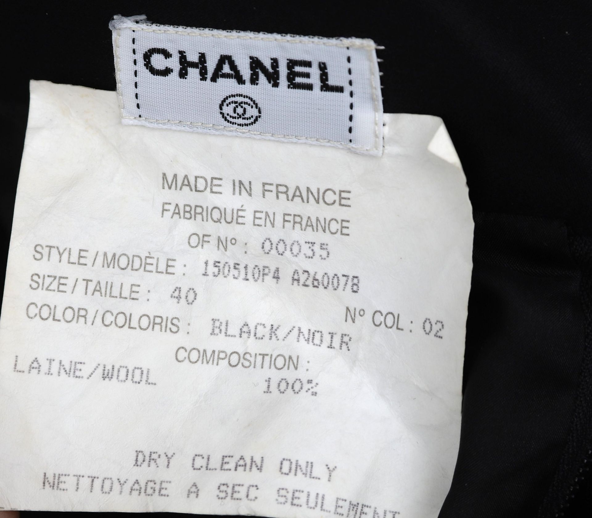 A black Chanel pencil skirt with stripe details down the length of the skirt. With two golden waffle - Bild 6 aus 6