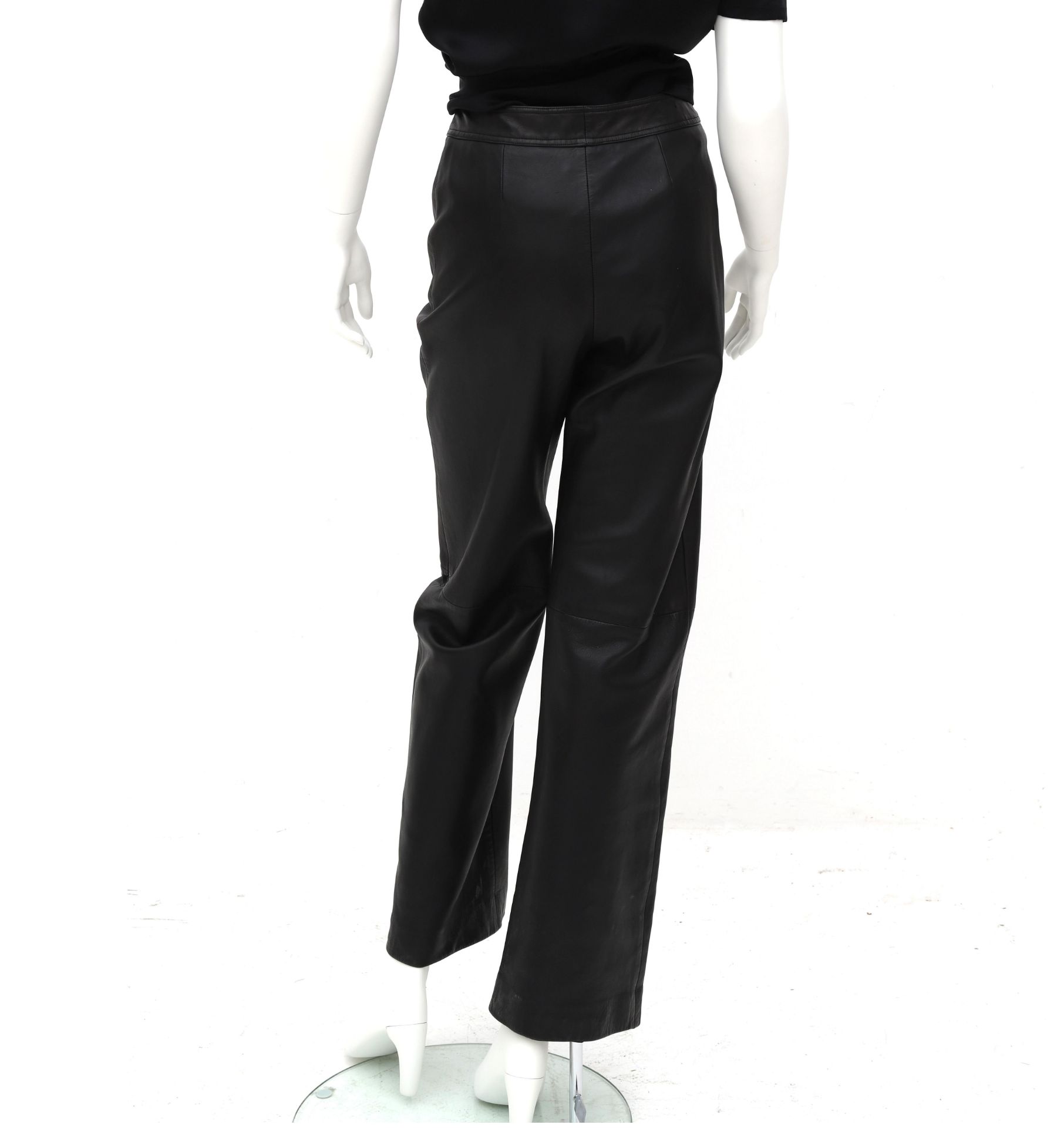 Chanel Boutique black leather pants. The pants have black with gold-colored CC logo buttons at the - Bild 5 aus 6