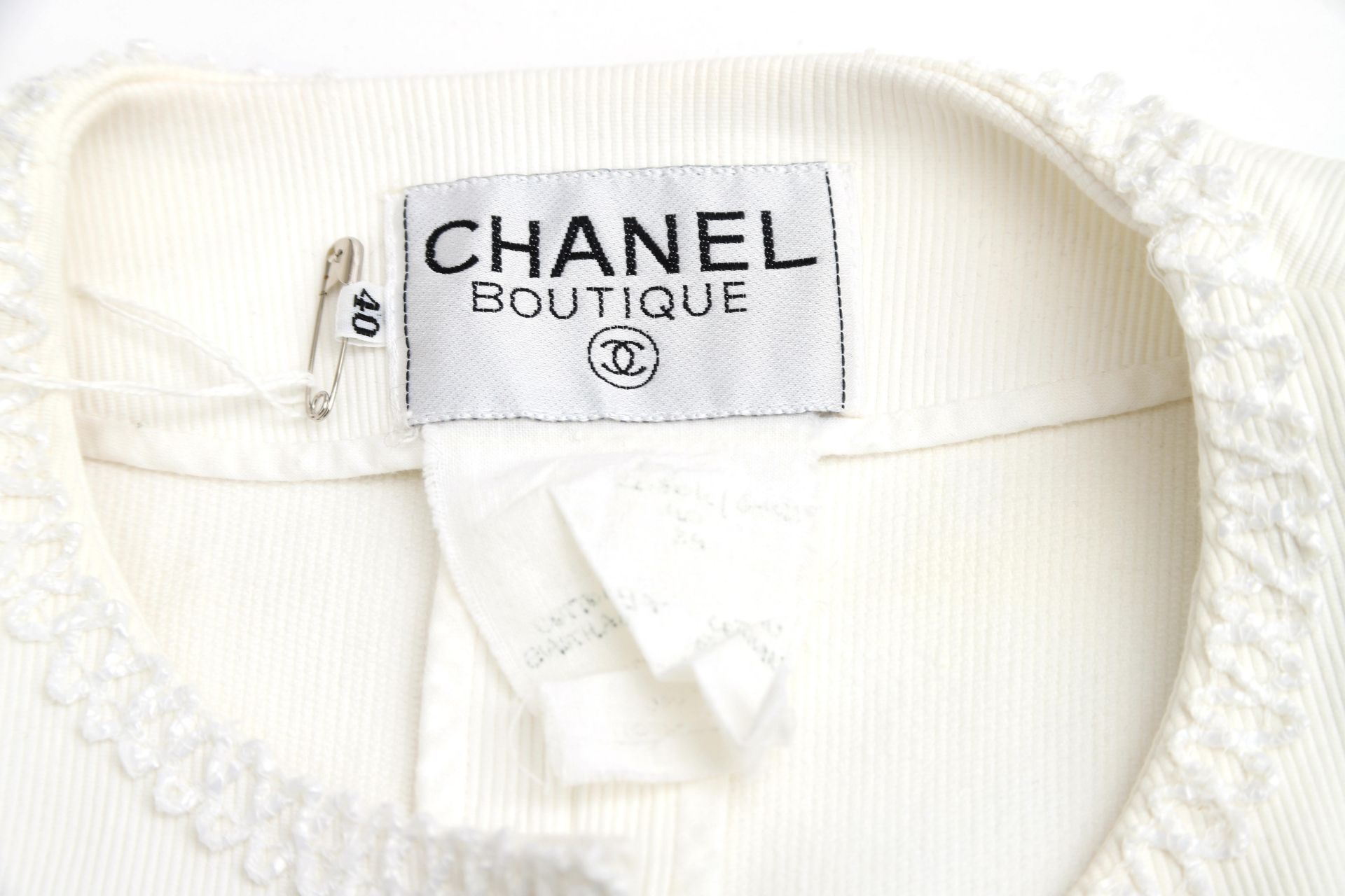 A white Chanel Boutique ensemble of a dress and jacket. The edges of the dress and jacket are made - Bild 4 aus 10