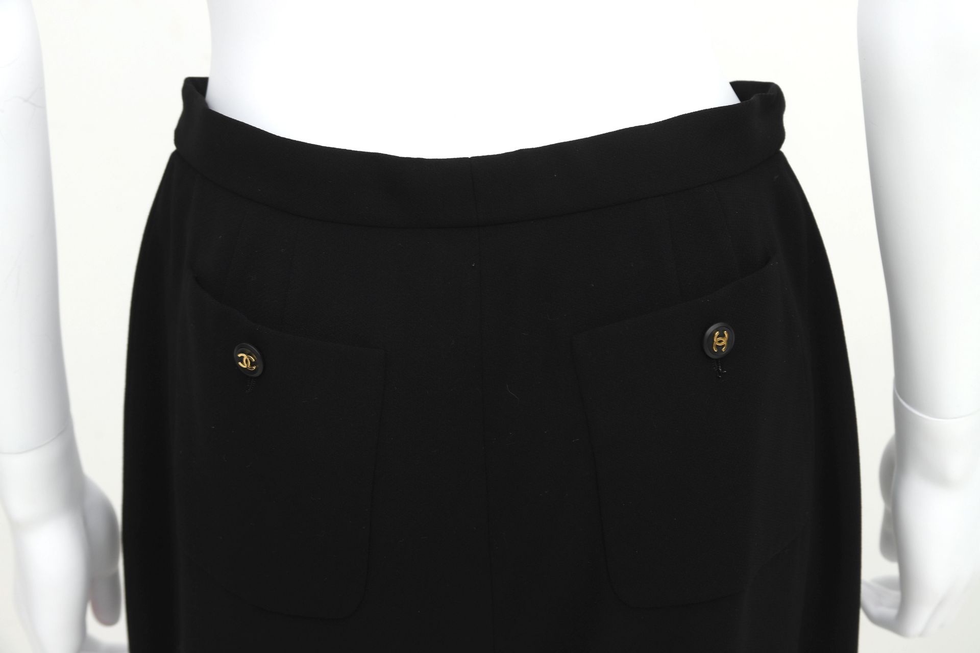 Chanel Boutique black trousers with CC logo buttons. The trousers have two pockets on the front. - Bild 5 aus 6