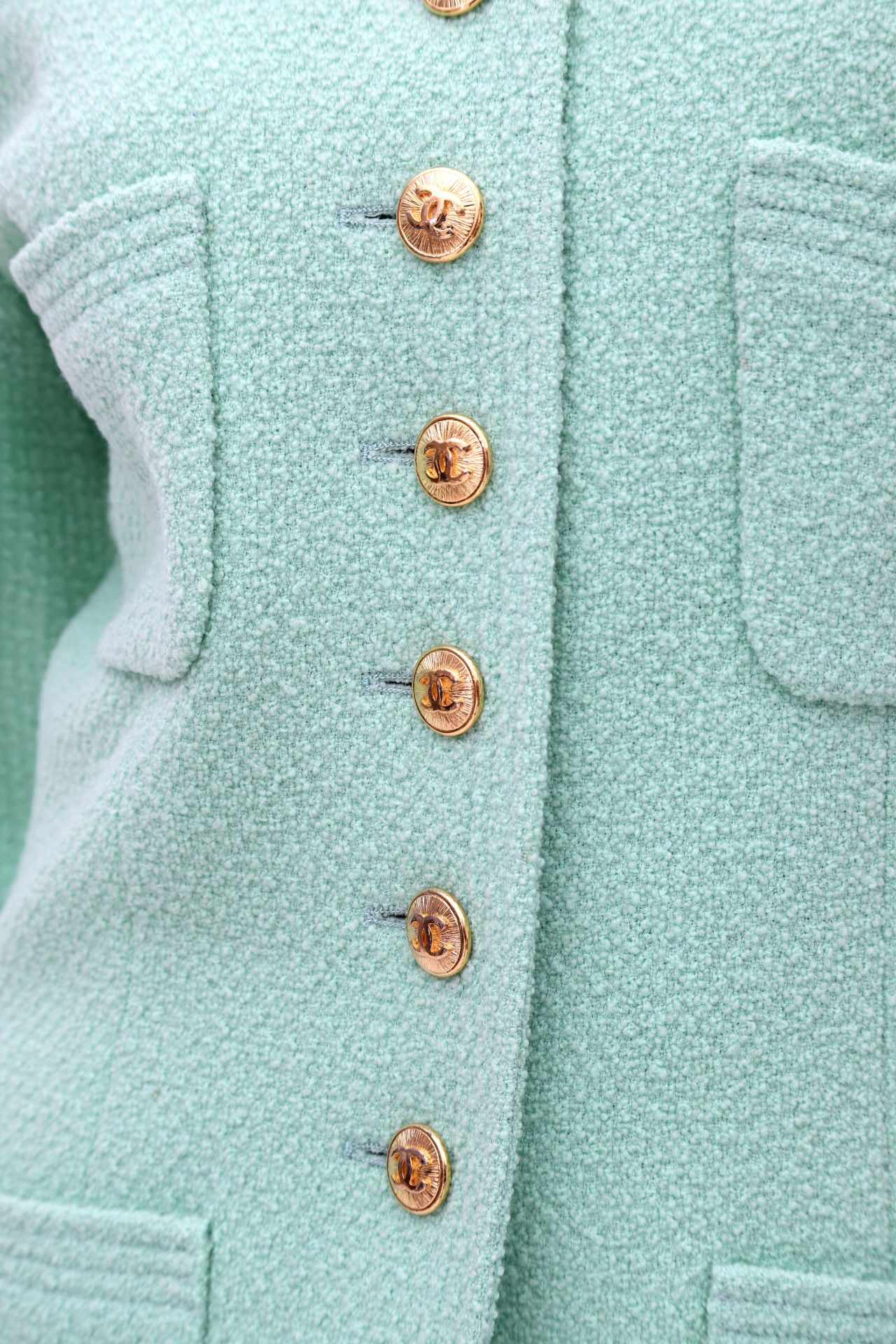 A Chanel Boutique ensemble of a pastel green blazer and skirt. The blazer has four external - Bild 8 aus 9