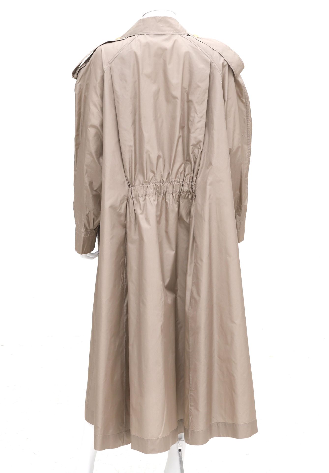 A camel Chanel Boutique trench coat. Comes with a matching belt and has gold coloured 'Coco' - Bild 5 aus 7