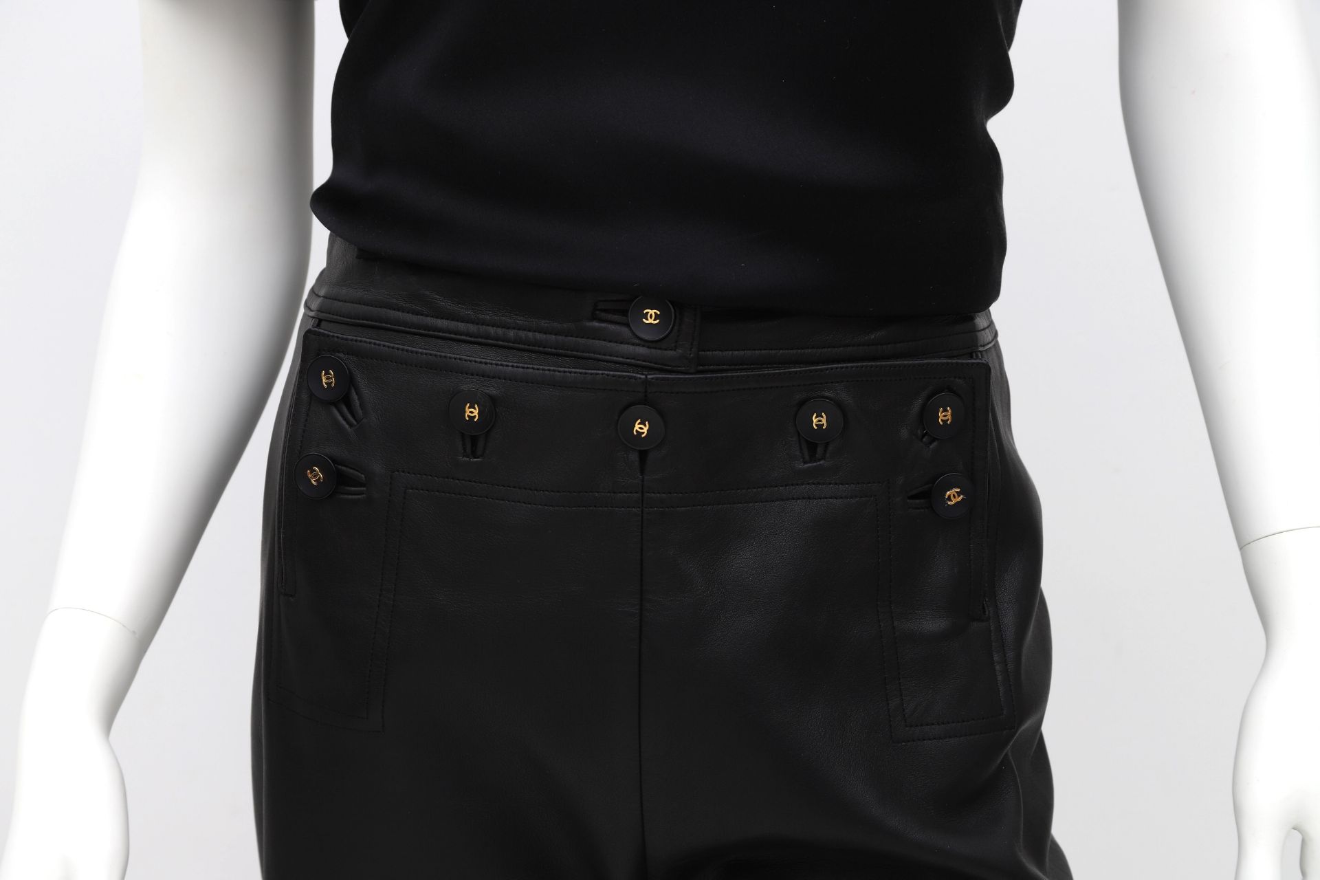 Chanel Boutique black leather pants. The pants have black with gold-colored CC logo buttons at the - Bild 6 aus 6