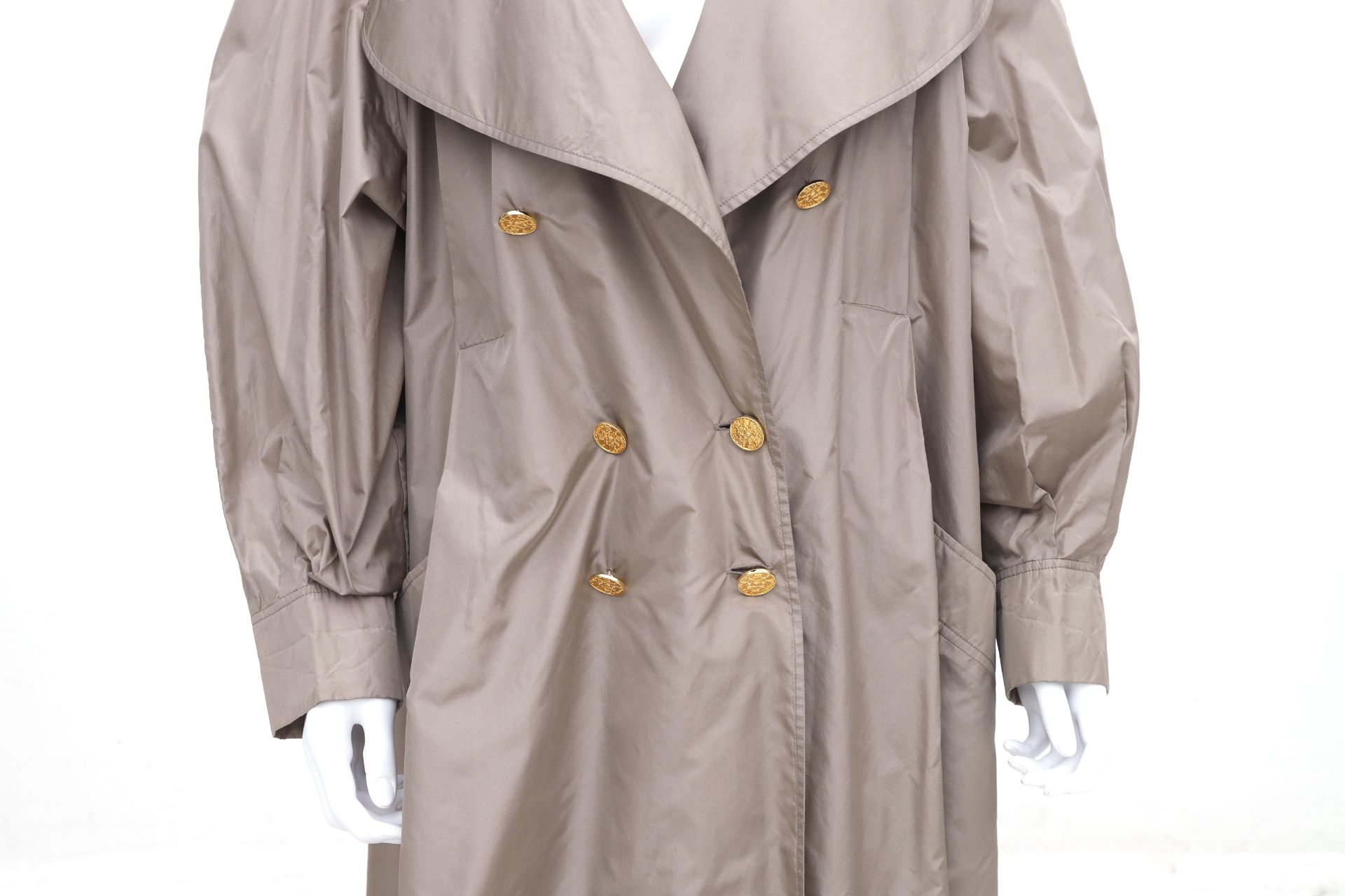 A camel Chanel Boutique trench coat. Comes with a matching belt and has gold coloured 'Coco' - Bild 6 aus 7